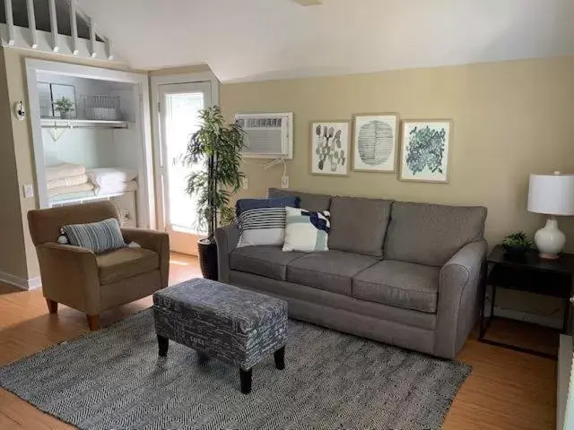 Living room, Seating Area in Cedar Court Inn