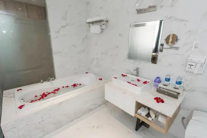 Bath, Bathroom in RAMADA ENCORE BY WYNDHAM SAIGON D1 - Formerly M Boutique Hotel Saigon