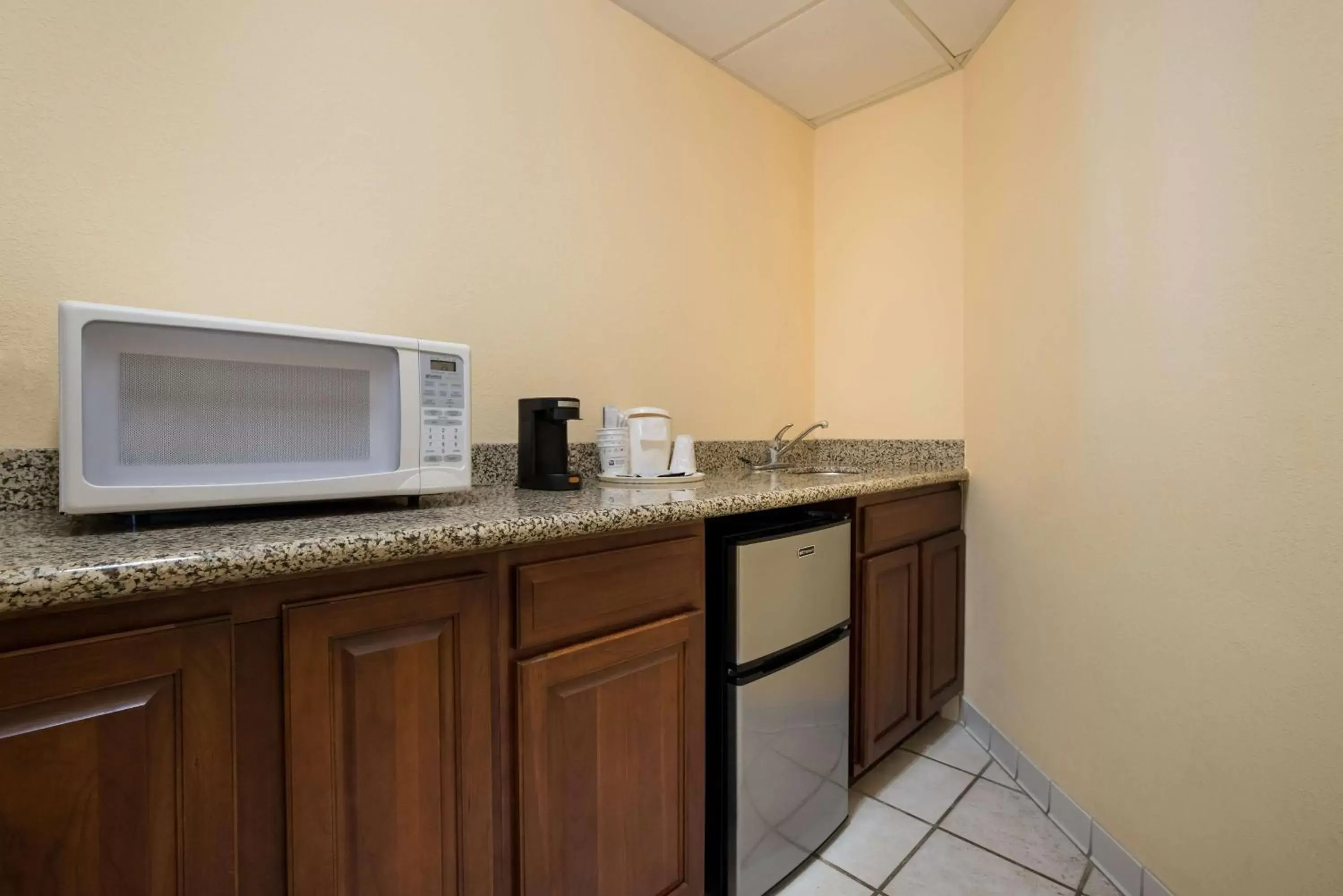 Bedroom, Kitchen/Kitchenette in Best Western Grand Victorian Inn