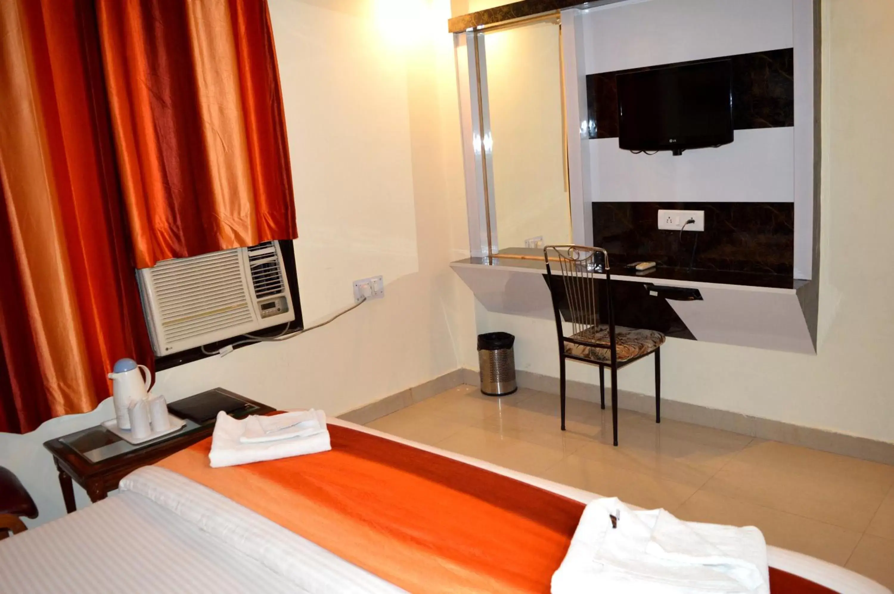 Living room, TV/Entertainment Center in Hotel Su Shree Continental 5 Minutes Walk From New Delhi Railway Station