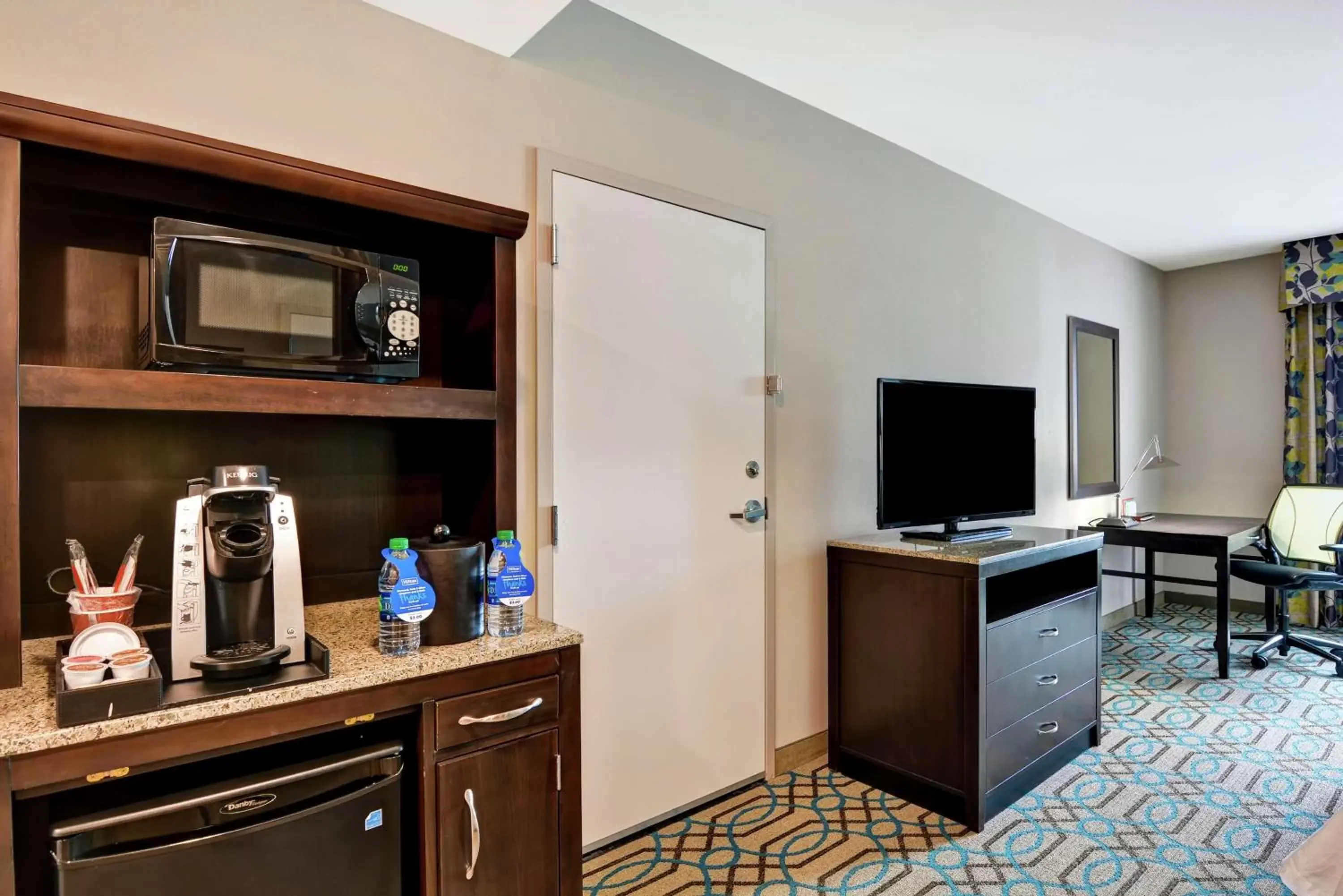 Bedroom, Kitchen/Kitchenette in Hilton Garden Inn West Little Rock