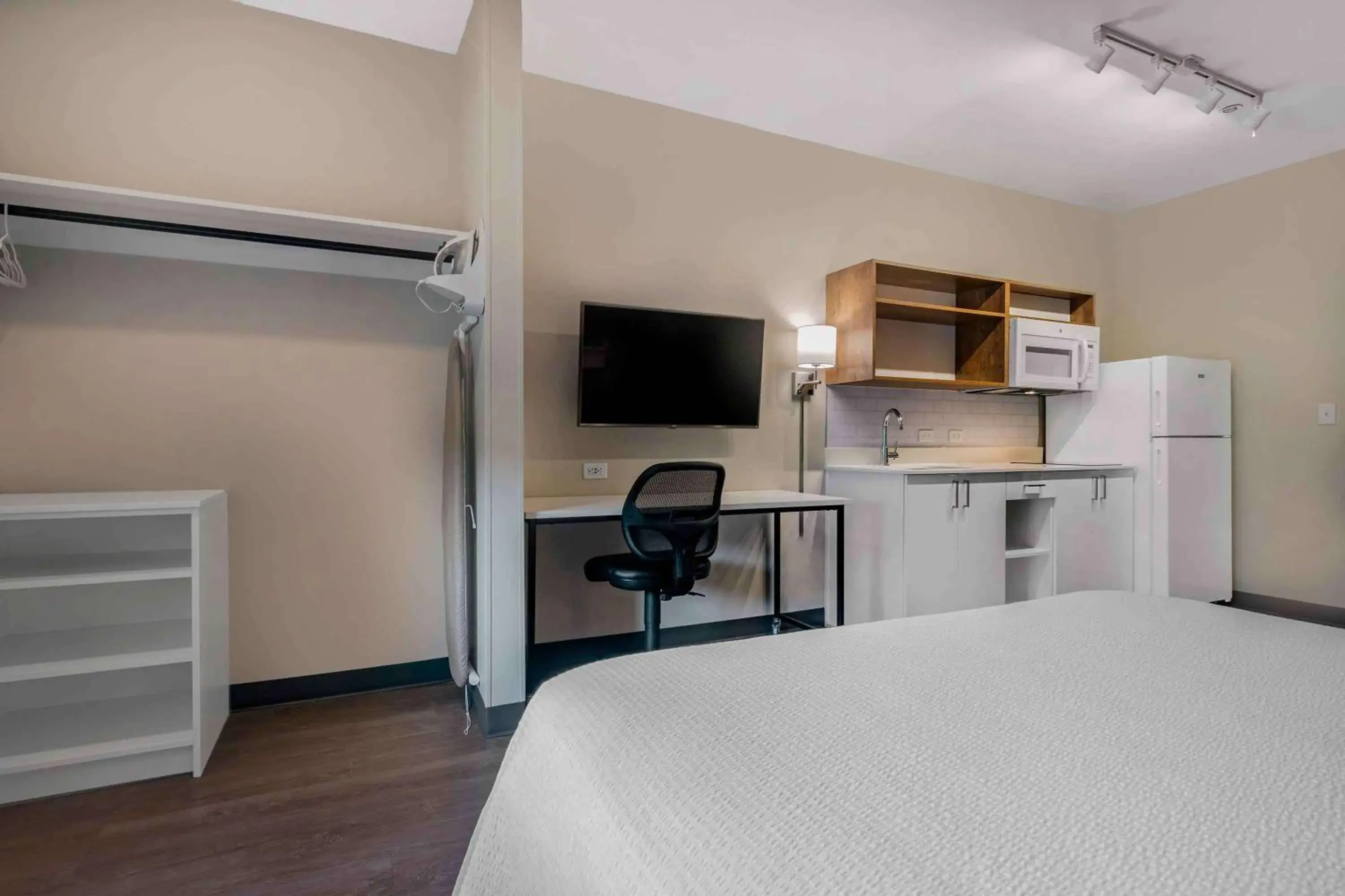 Bedroom, TV/Entertainment Center in Extended Stay America Suites - Huntsville - Madison