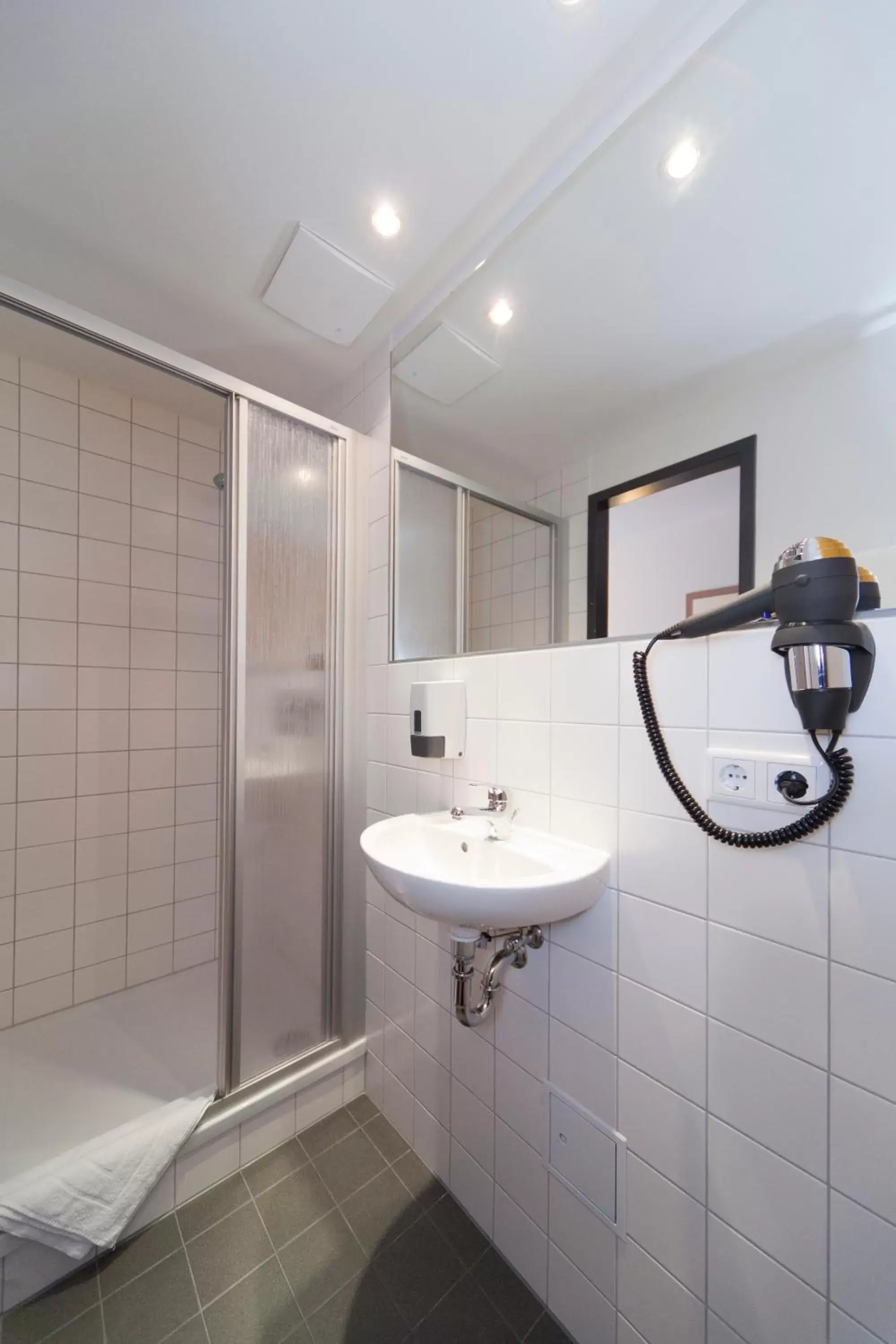 Double room Twin Bed in McDreams Hotel Wuppertal City Double room Twin Bed in McDreams Hotel Wuppertal City