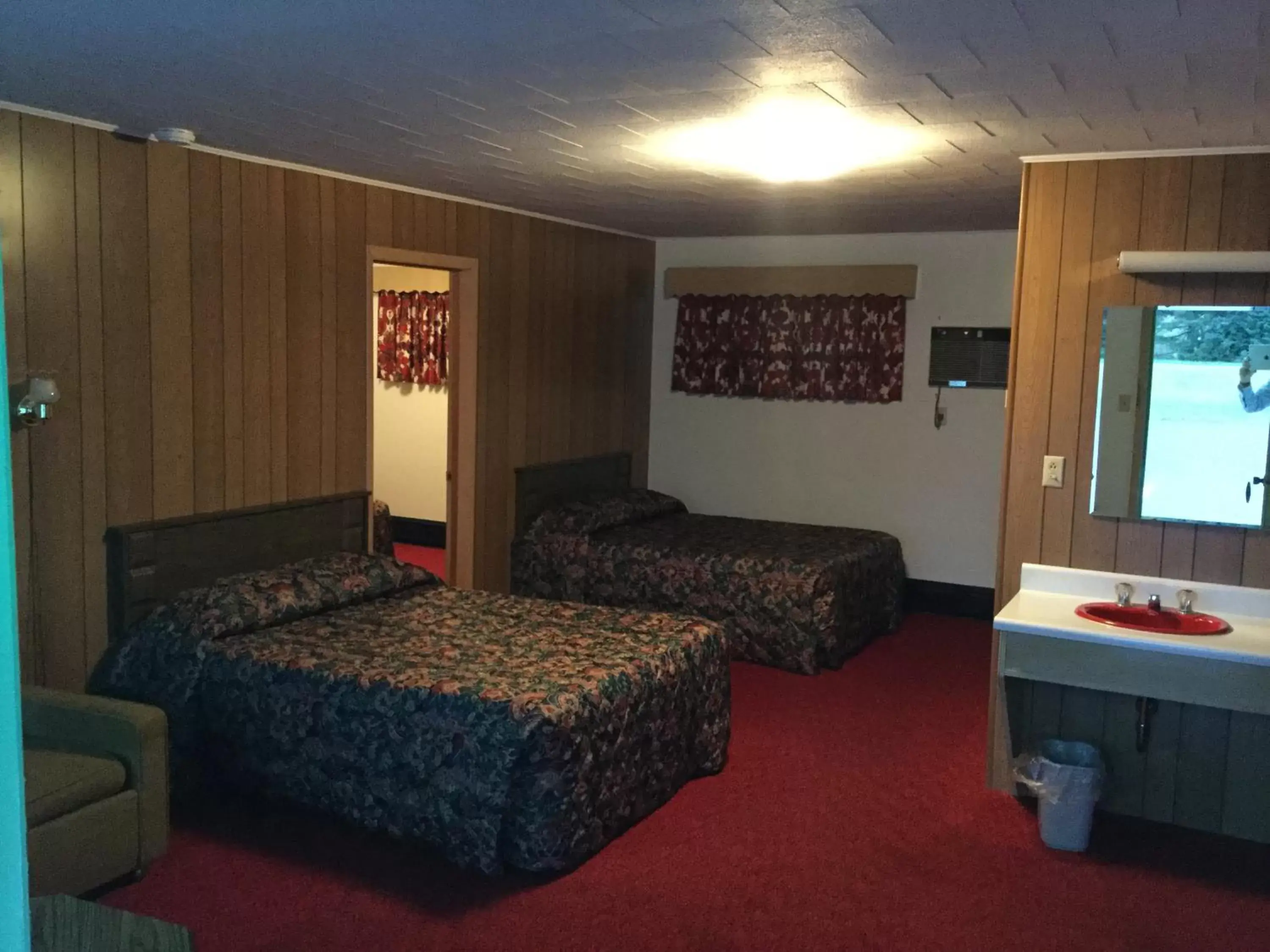 Bed, Seating Area in Cedars Motel