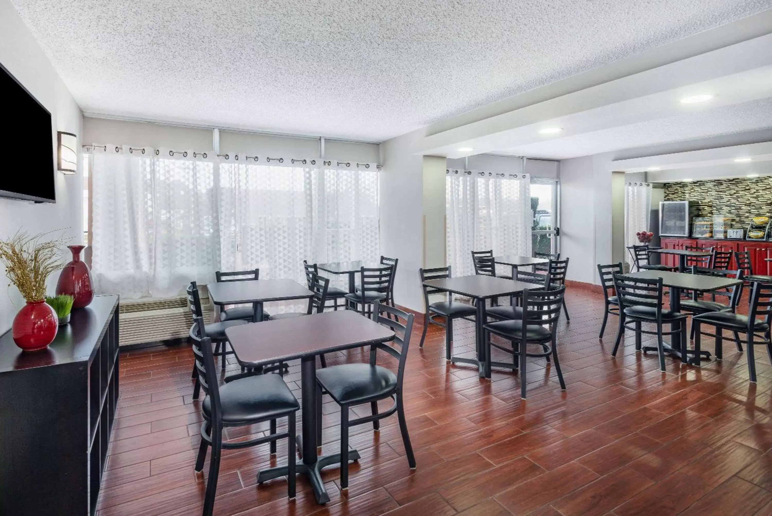 Breakfast in Days Inn by Wyndham Charlottesville/University Area Breakfast in Days Inn by Wyndham Charlottesville/University Area