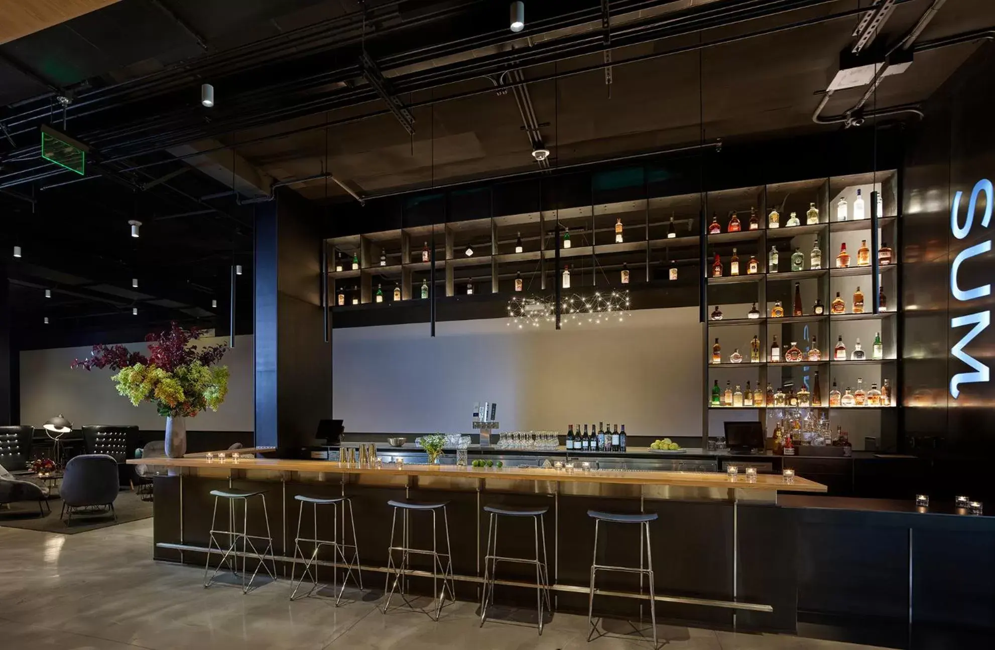 Lounge or bar, Lounge/Bar in BEI San Francisco, Trademark Collection by Wyndham