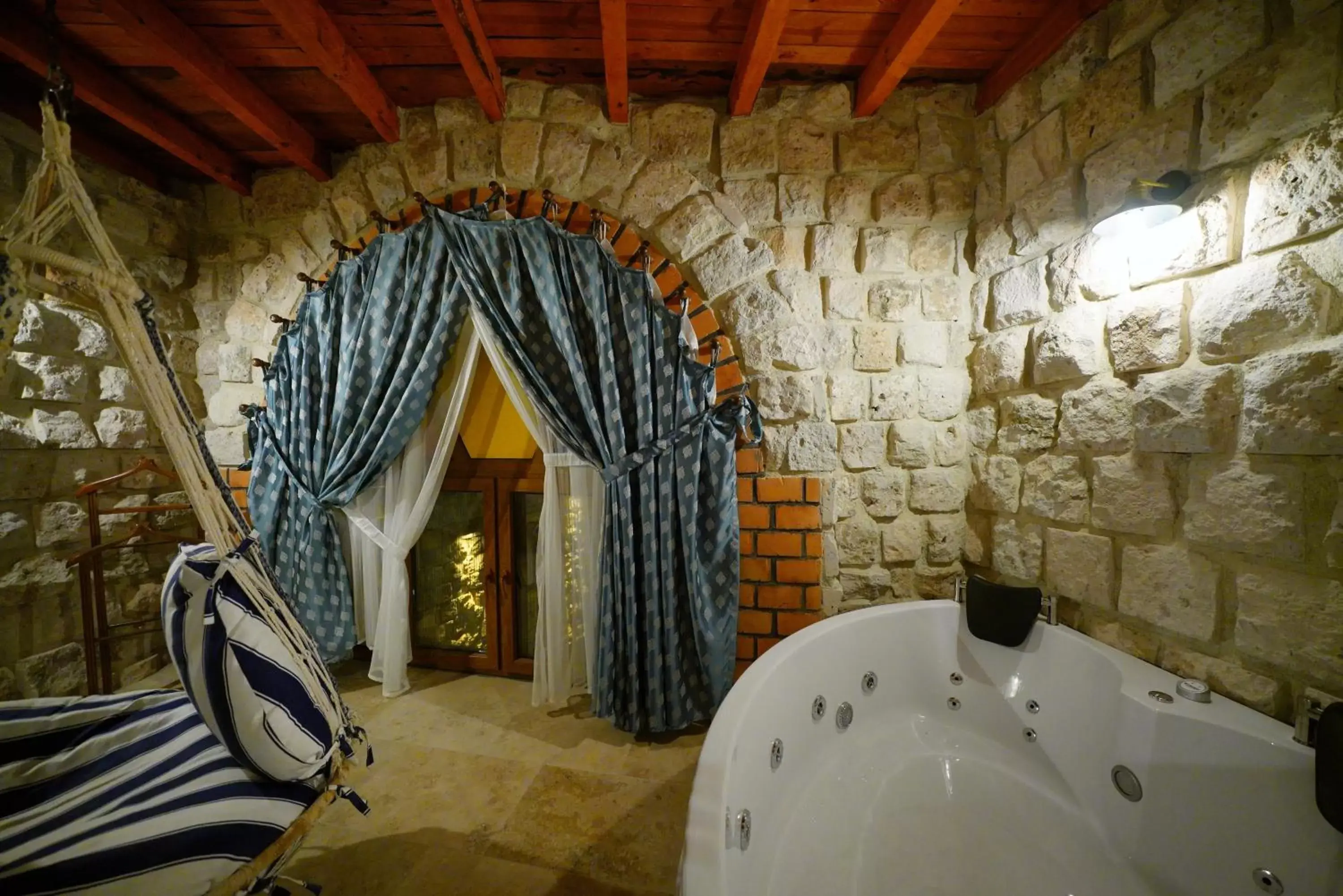 Hot Tub in Cappadocia Nar Cave House & Hot Swimming Pool