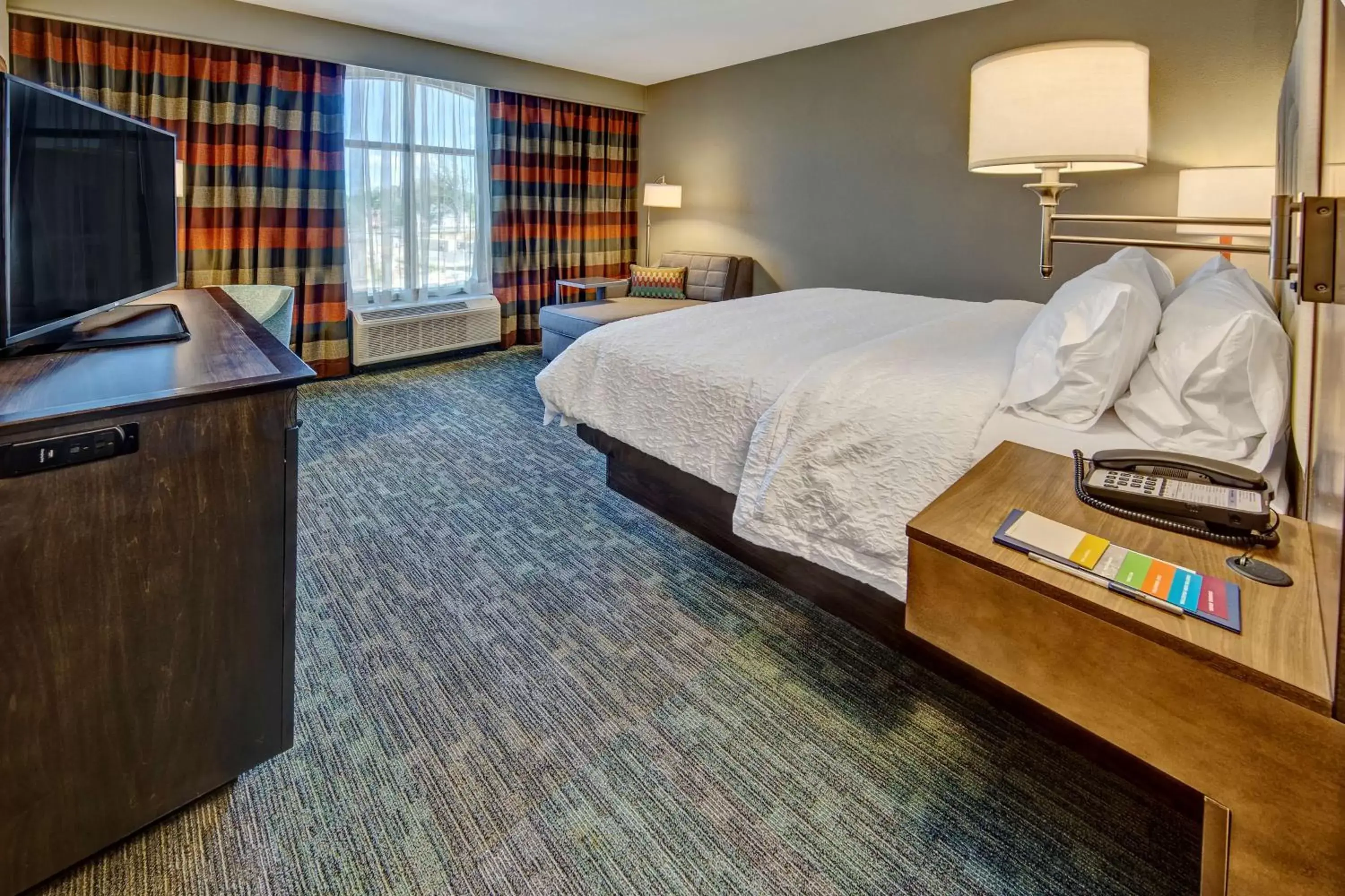 Bed in Hampton Inn & Suites Memphis Germantown