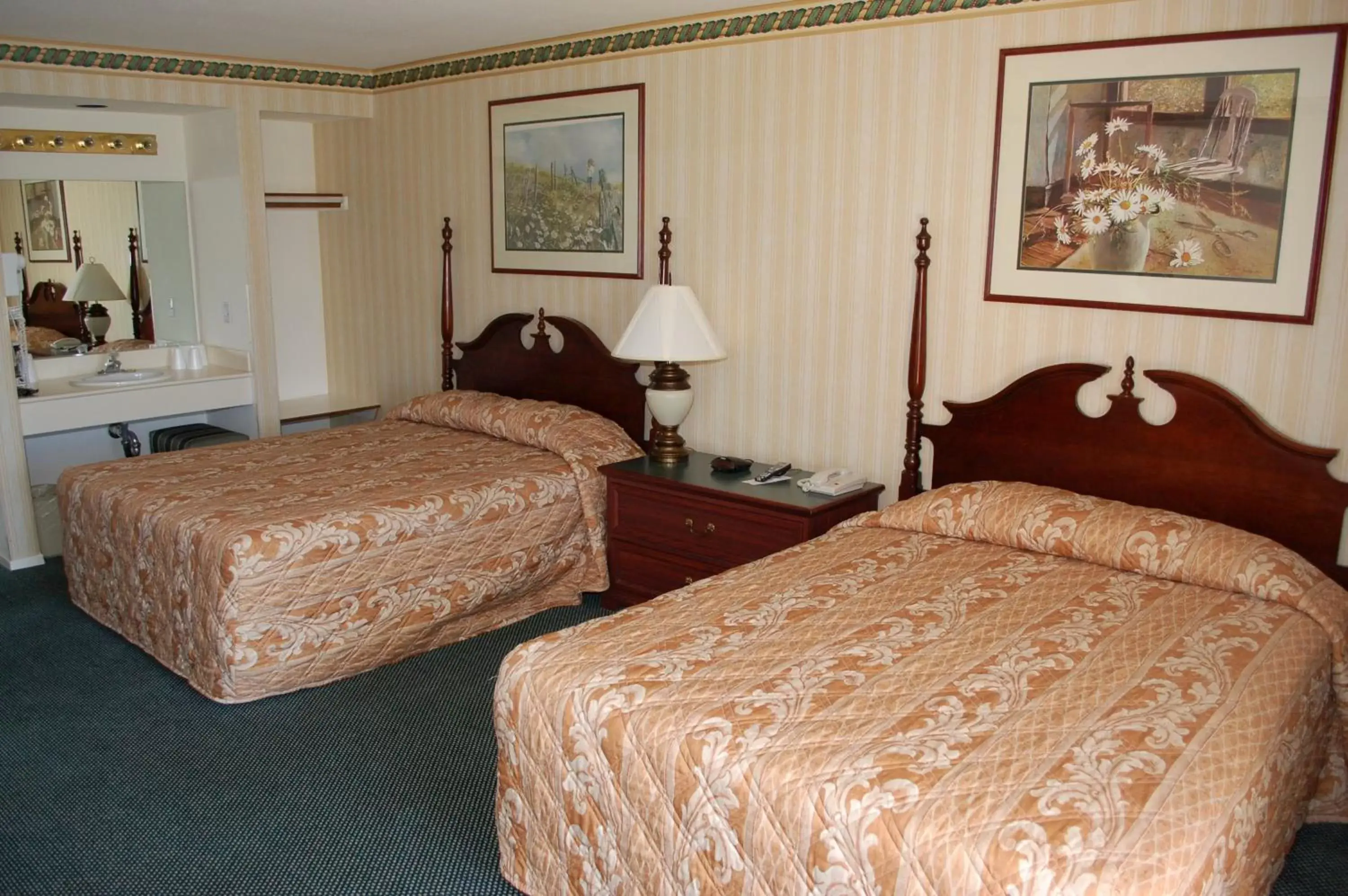 Photo of the whole room, Bed in Longstreet Inn & Casino