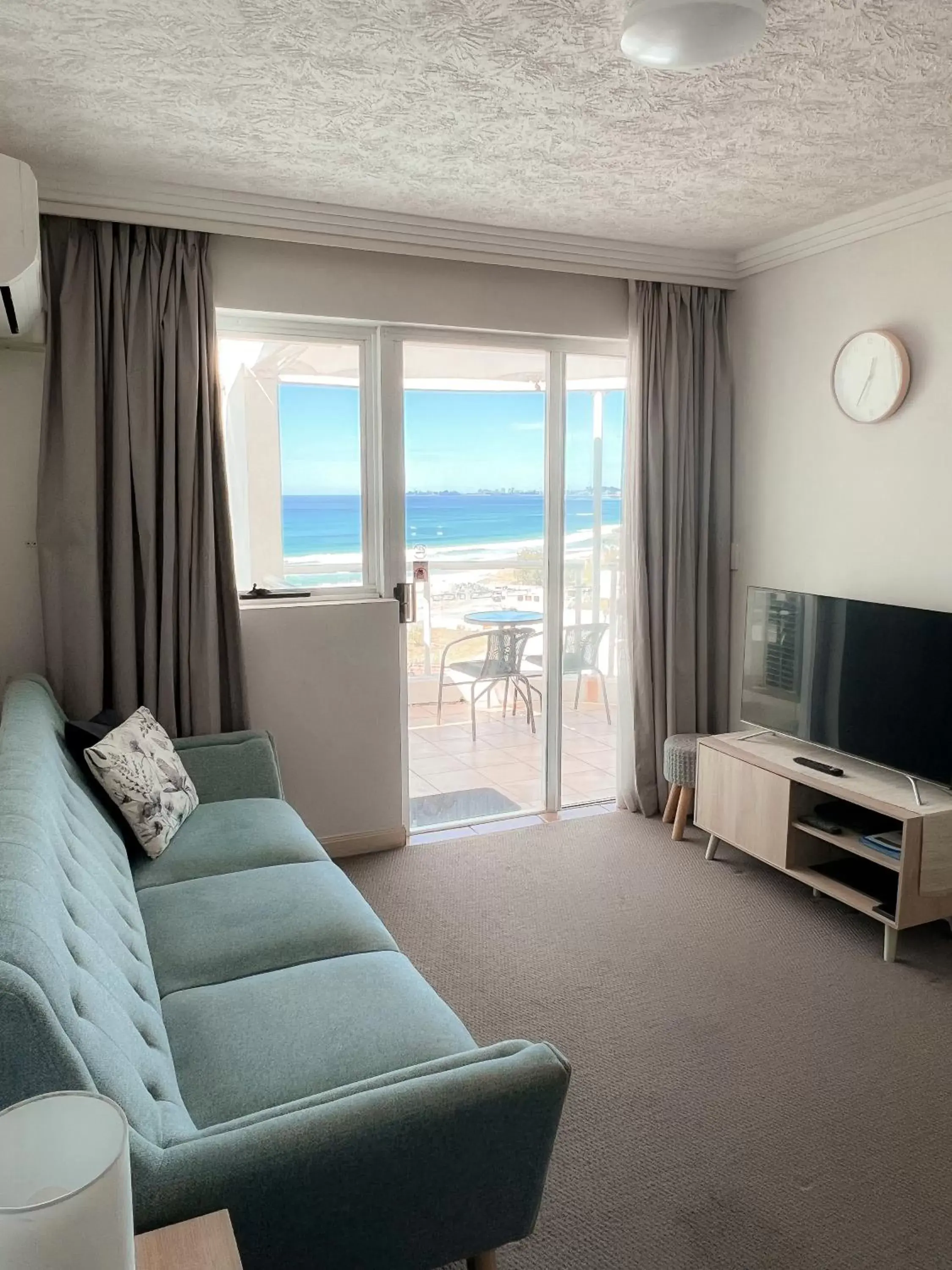 Living room, Seating Area in Regency on the Beach