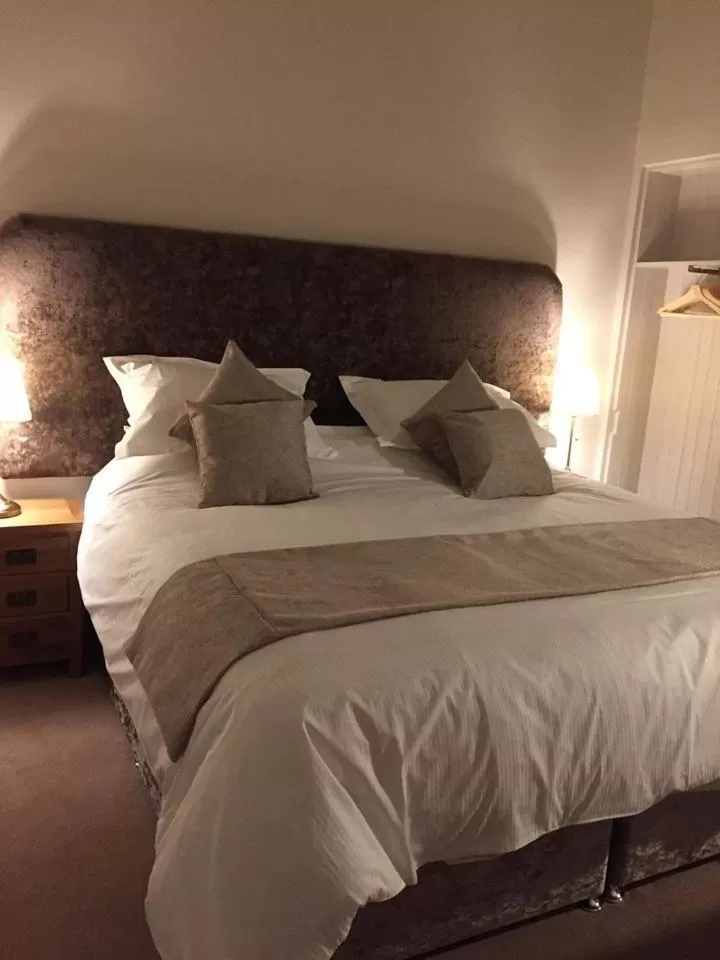 Photo of the whole room, Bed in Dryburgh Arms Pub with Rooms