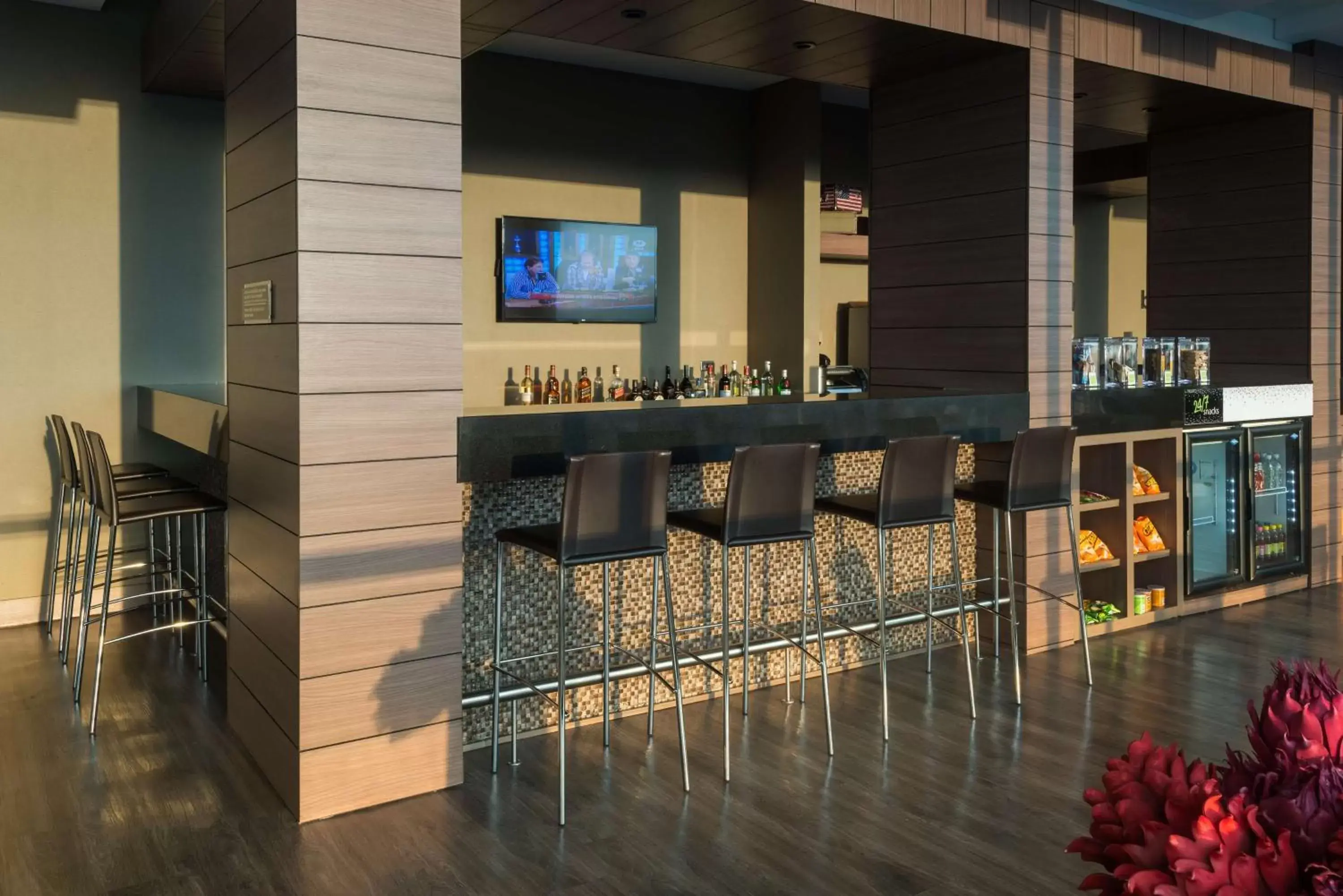 Lounge or bar in Hampton By Hilton Bucaramanga
