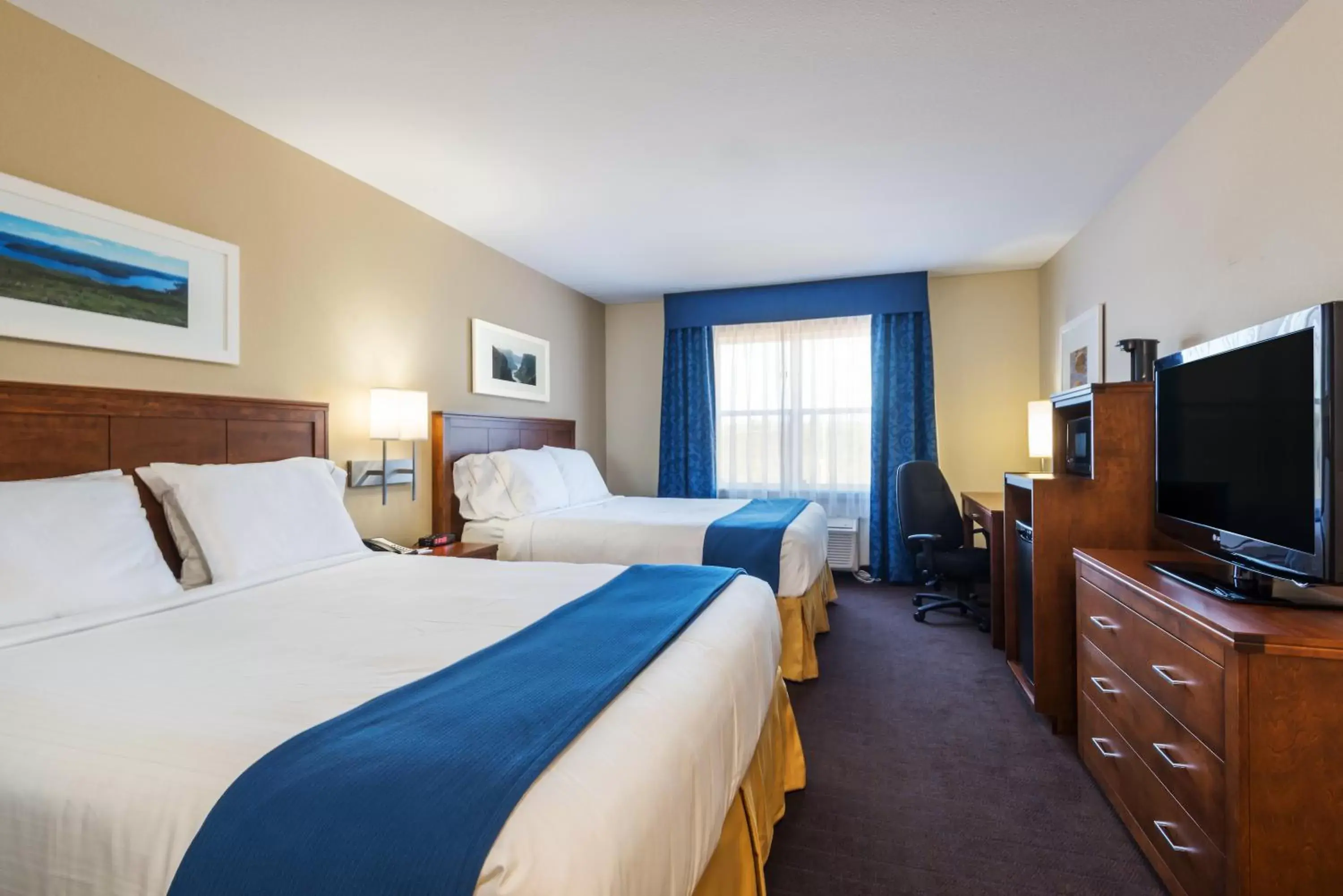 Bed in Holiday Inn Express Deer Lake, an IHG Hotel