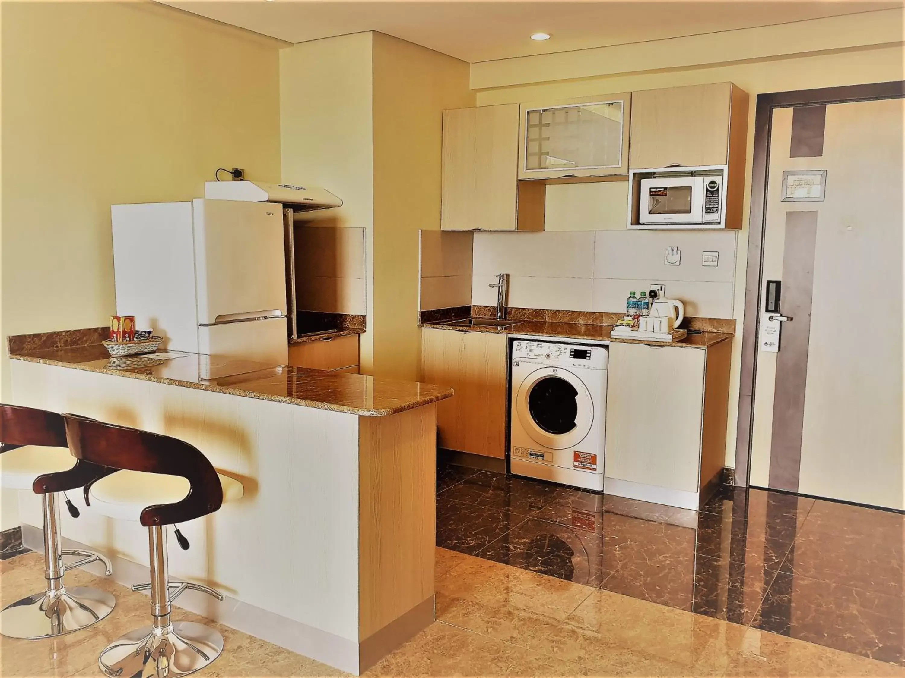 Dining area, Kitchen/Kitchenette in Best Western Plus Mahboula