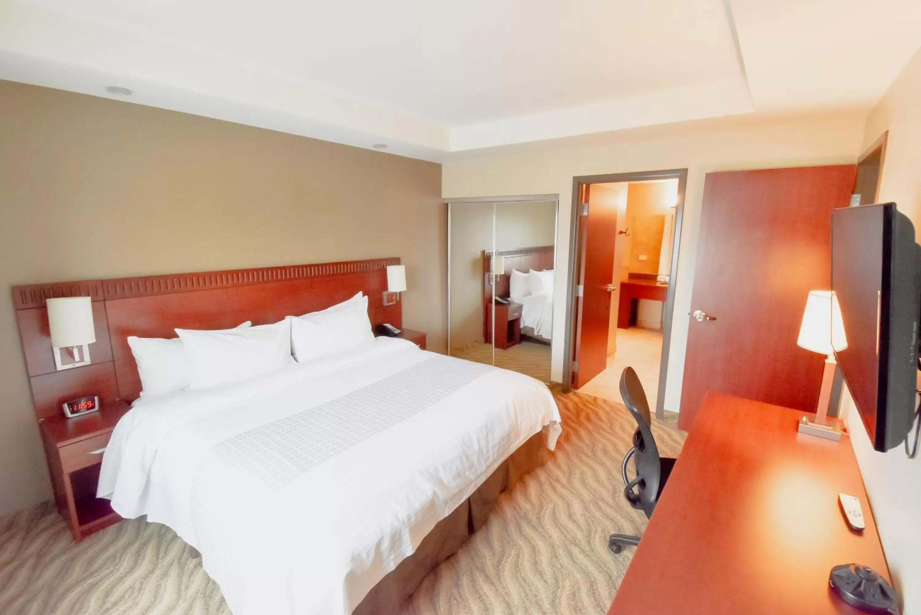 Bedroom, Bed in Canad Inns Destination Centre Garden City