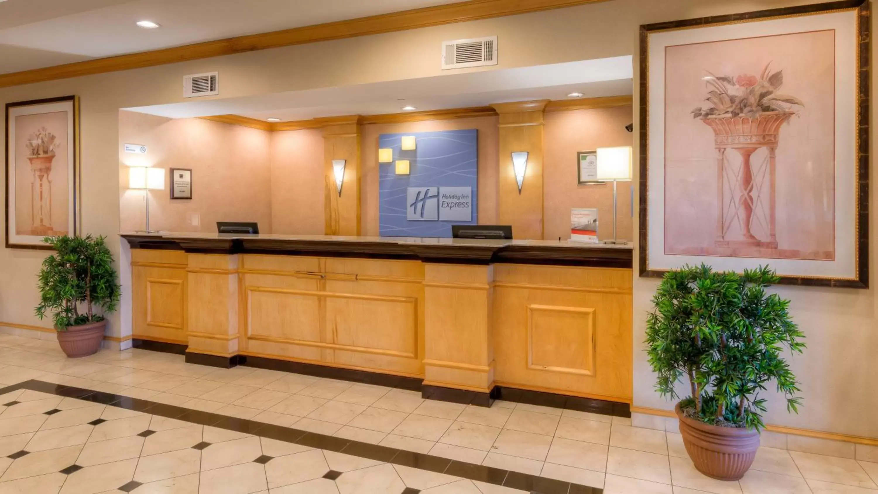 Property building, Lobby/Reception in Holiday Inn Express Hotel & Suites Memphis Southwind, an IHG Hotel