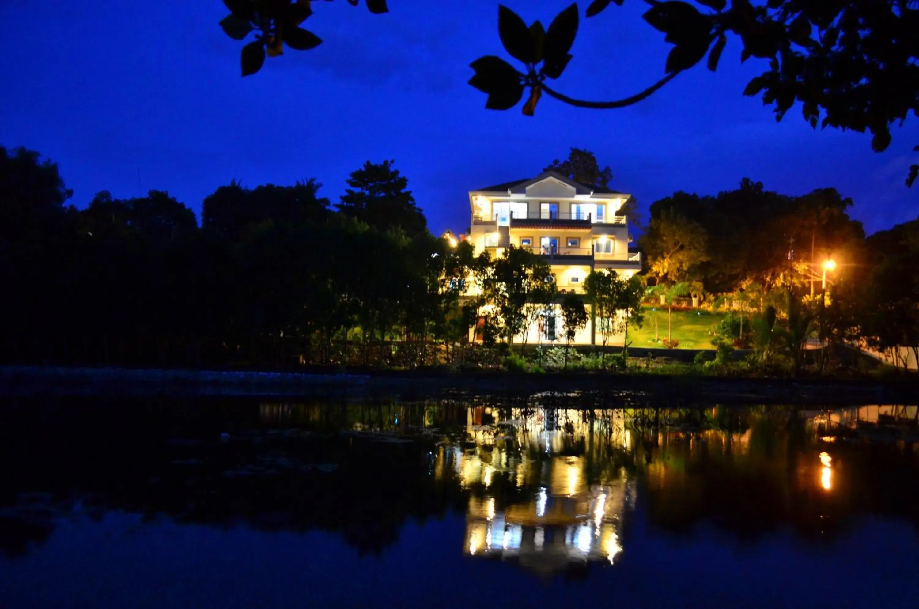 Property Building in Villa de Sierra Vista Bay and Mountain View Inn