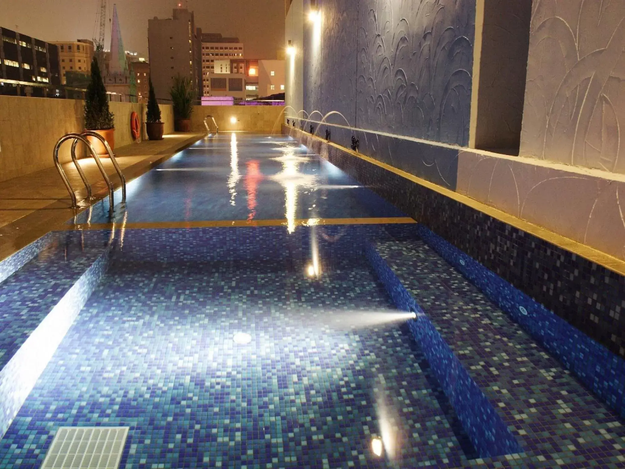 Swimming pool in Hotel Royal Queens Swimming pool in Hotel Royal Queens