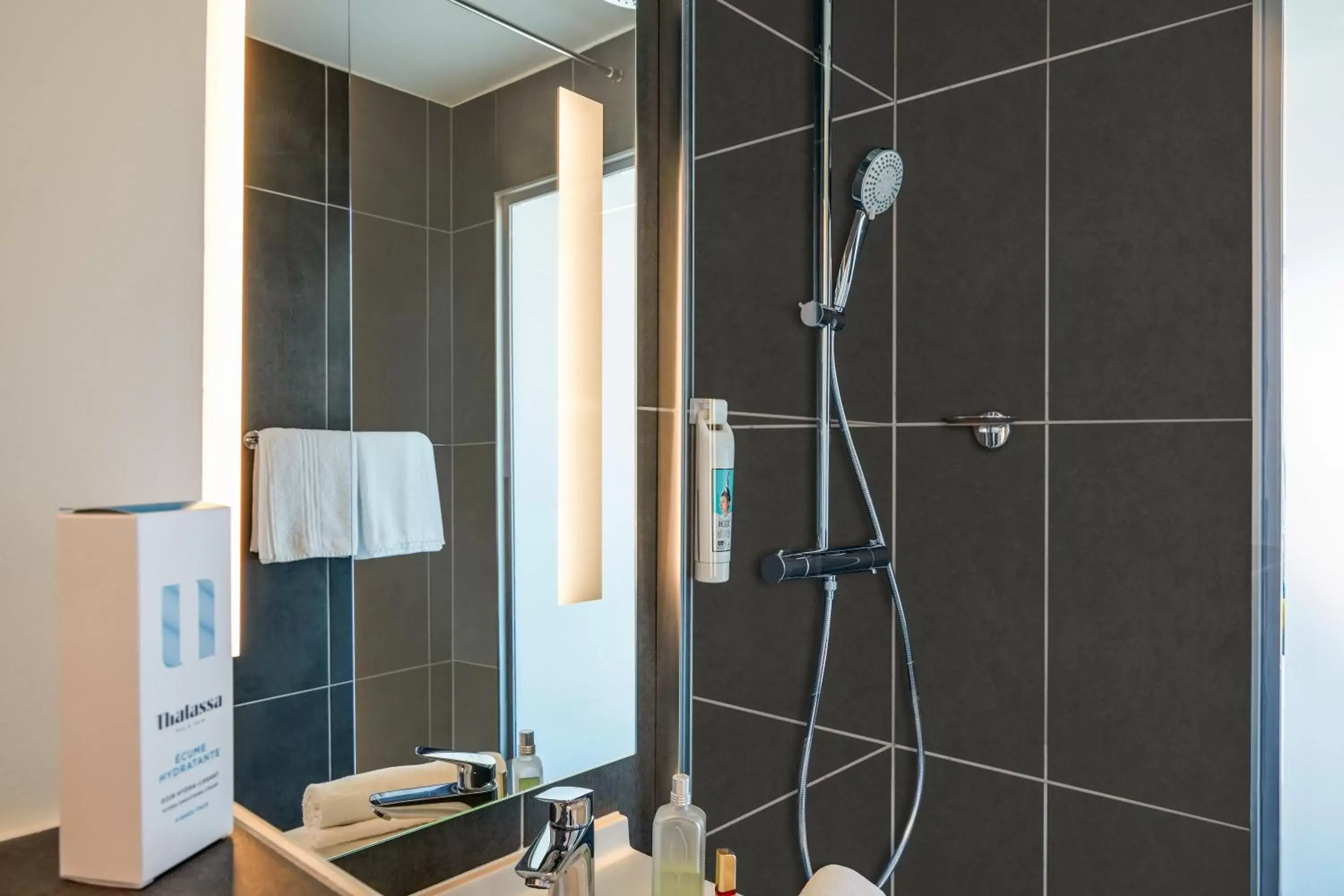 Shower, Bathroom in ibis Thalassa Le Touquet