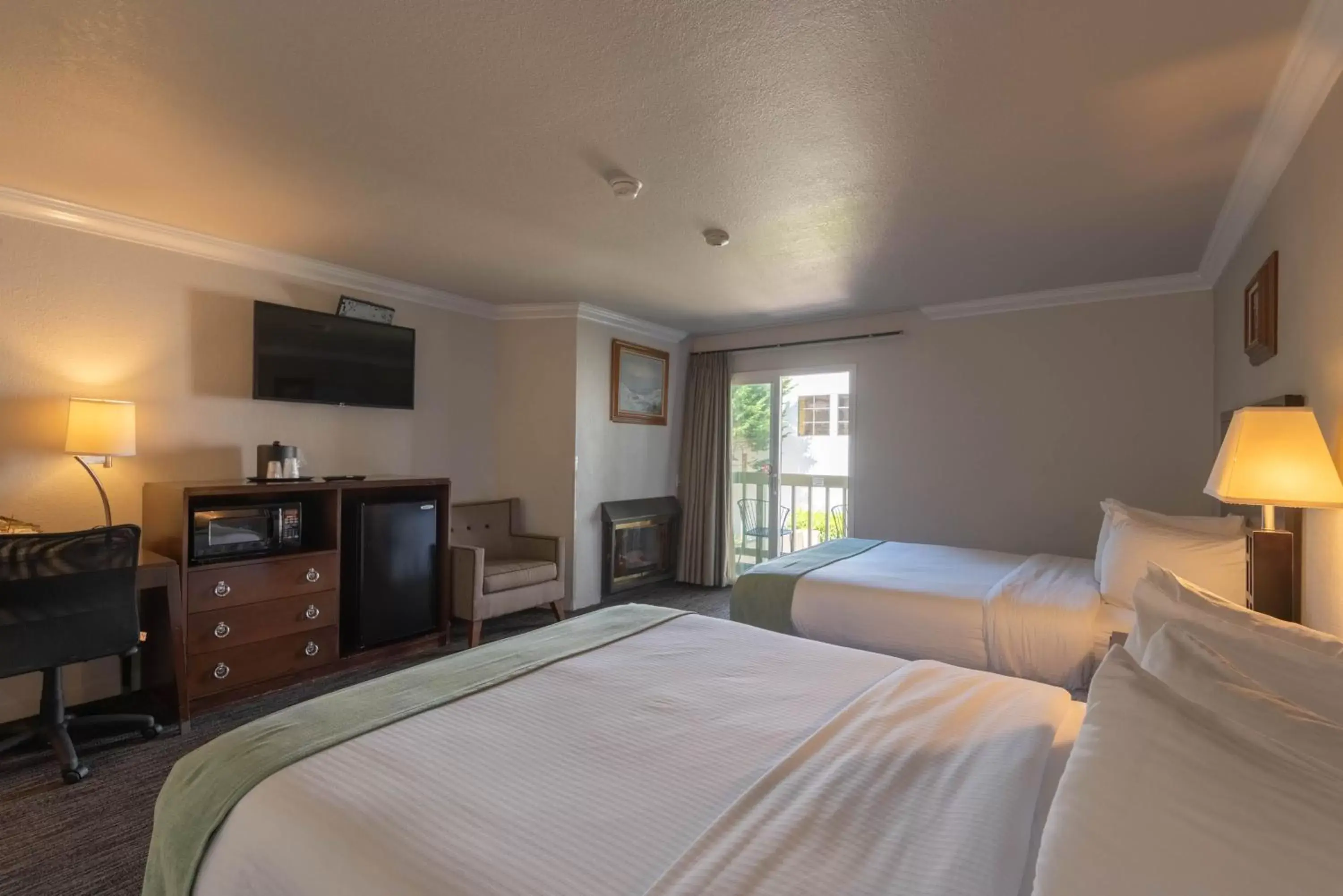 Photo of the whole room, Bed in Cannery Row Inn