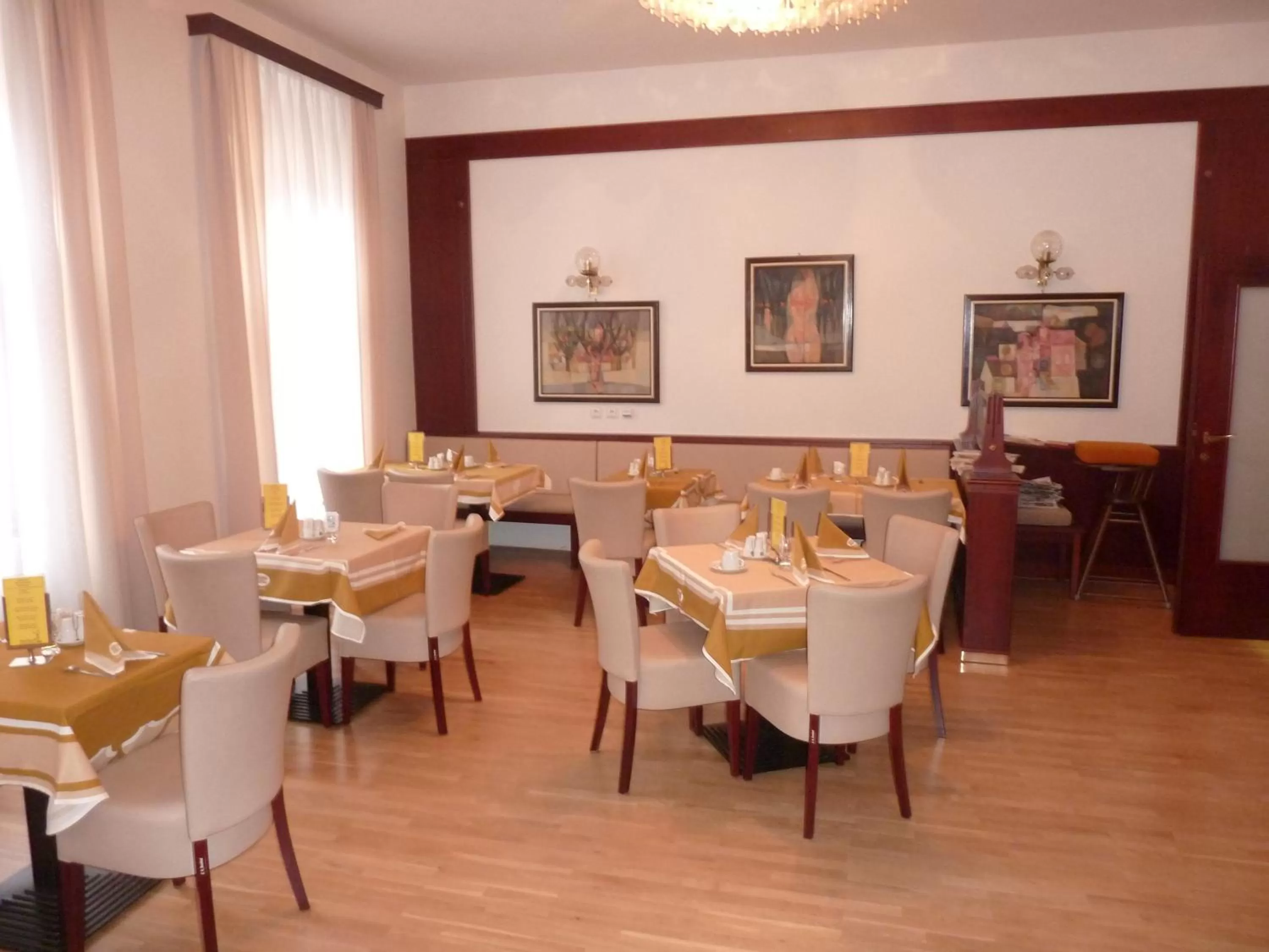 Restaurant/places to eat in Grandhotel Garni