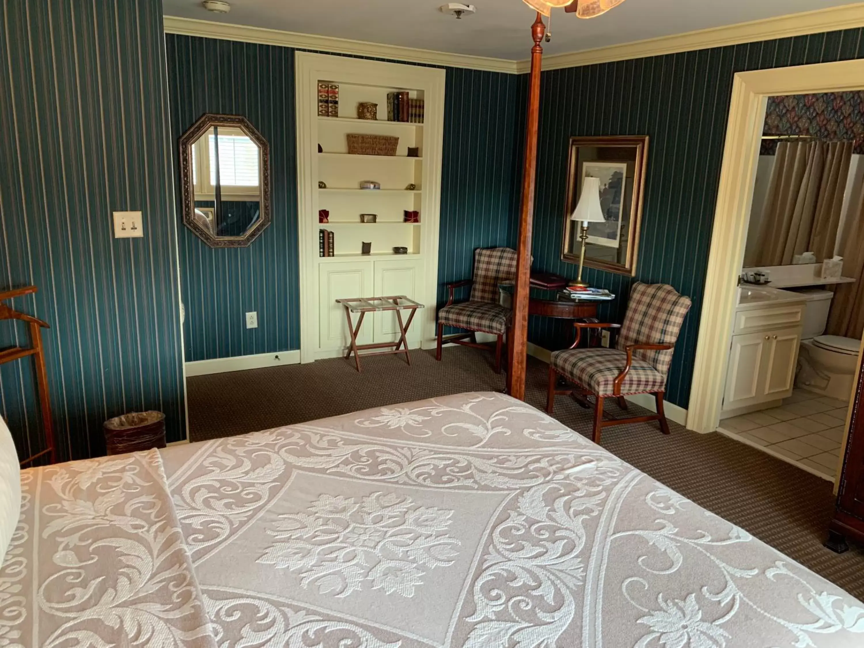 Photo of the whole room, Bed in 1842 Inn