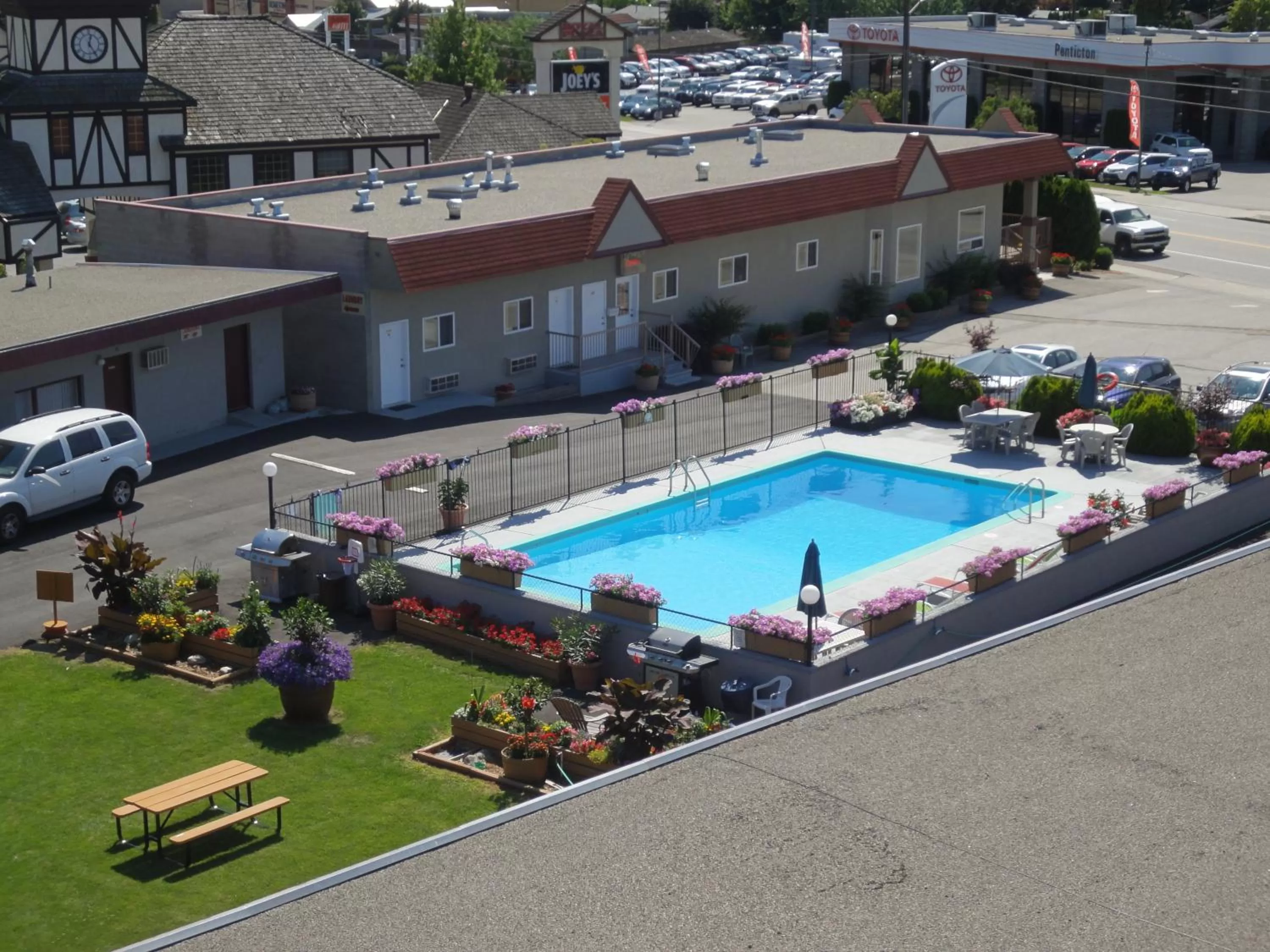 Bird's eye view, Pool View in Apple Tree Inn