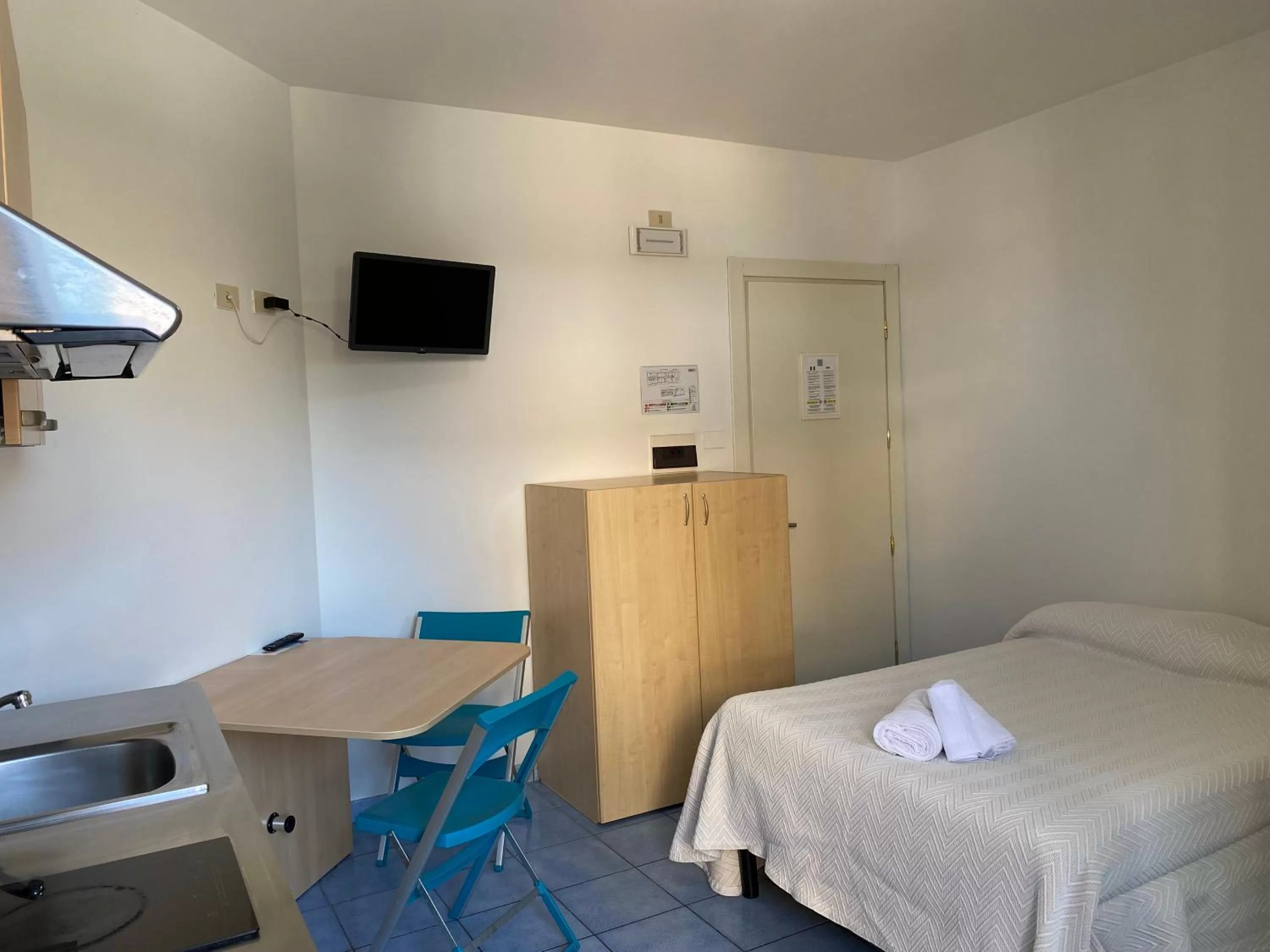 Photo of the whole room, Bed in Residence Playa