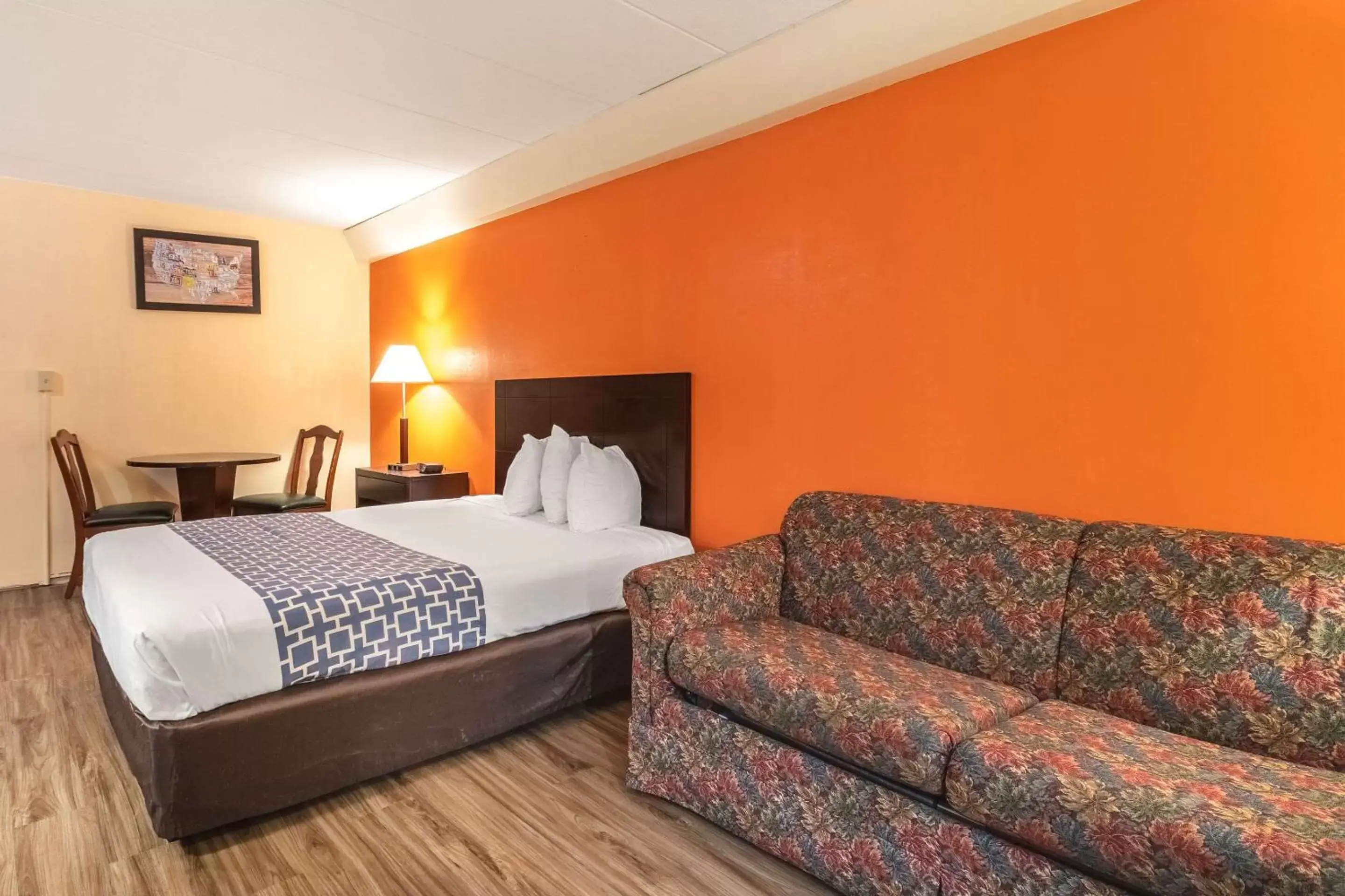 Photo of the whole room, Bed in Econo Lodge Inn & Suites Windsor