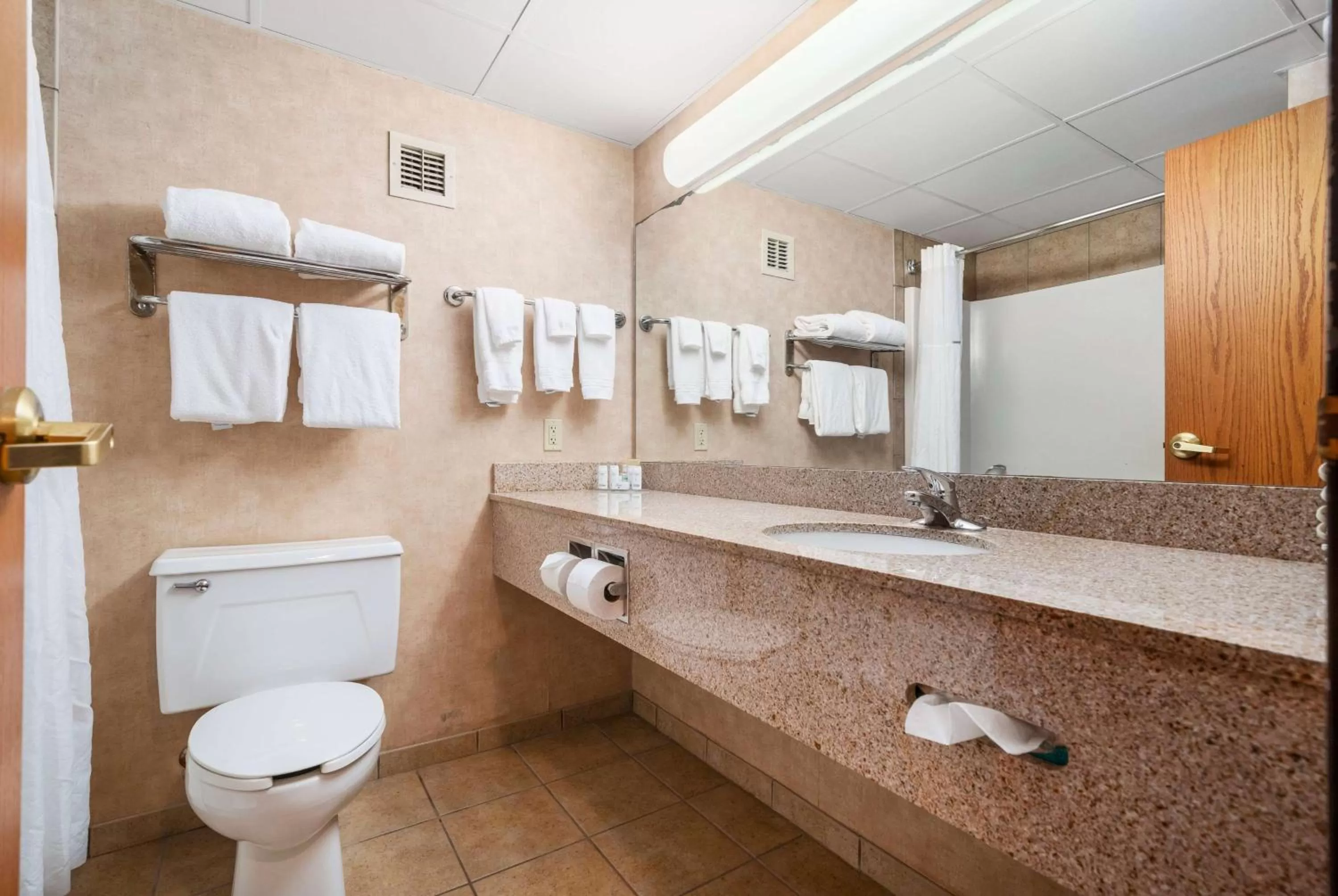 TV and multimedia in Ramada by Wyndham Sioux Falls Airport - Waterpark Resort & Event Center