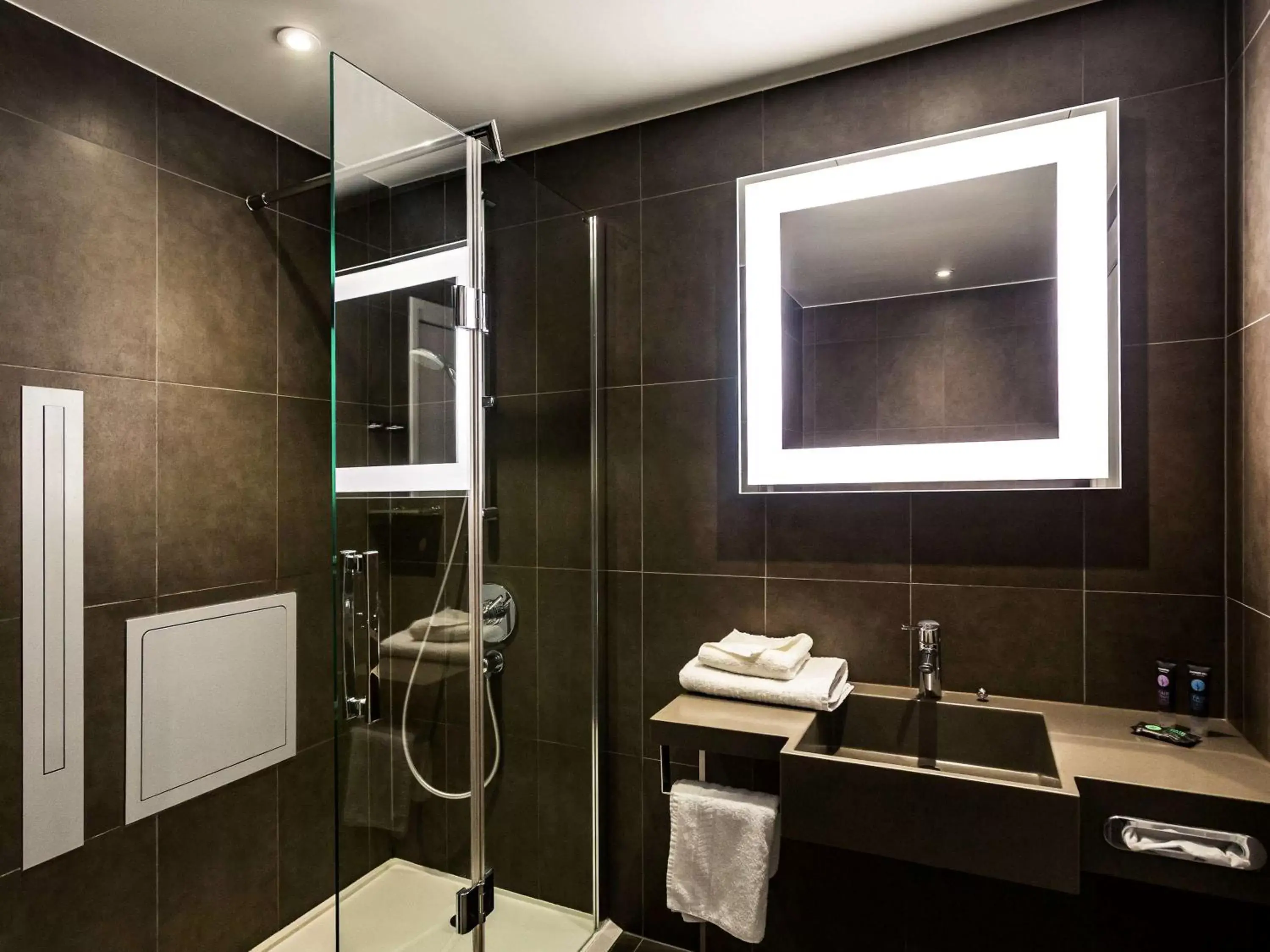 Shower, Bathroom in Novotel London Bridge