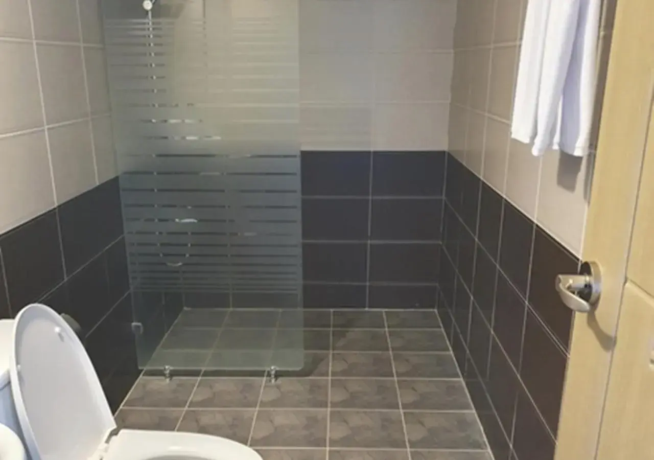 Shower, Bathroom in Hotel Navis
