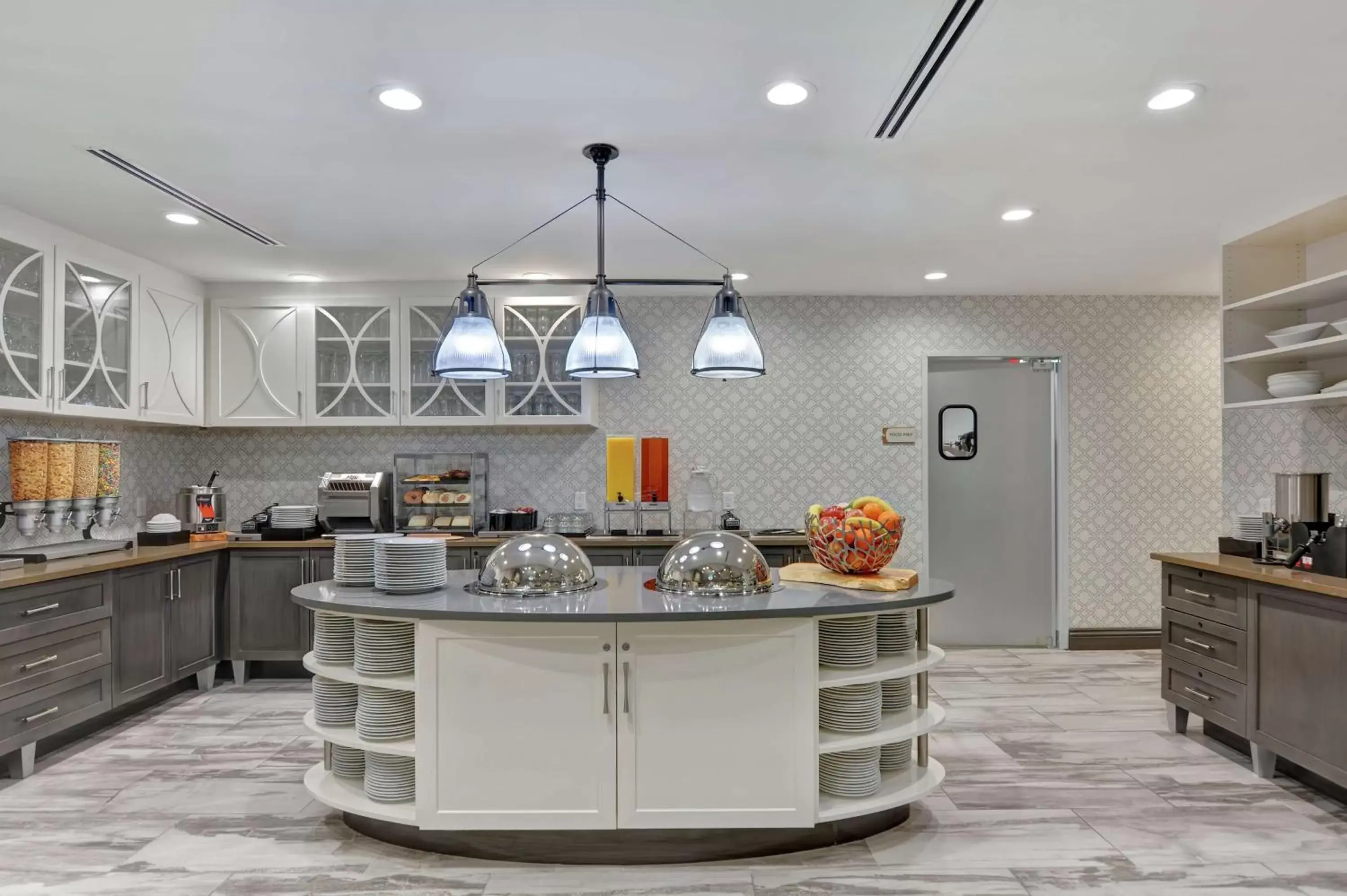Breakfast, Kitchen/Kitchenette in Homewood Suites By Hilton Savannah Airport