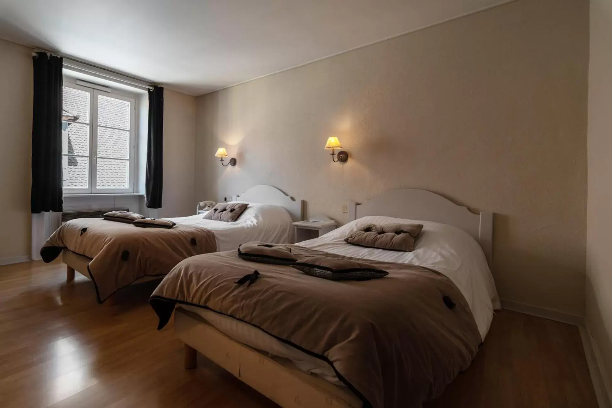 Bedroom, Bed in The Originals City, Hôtel de la Balance, Montbéliard