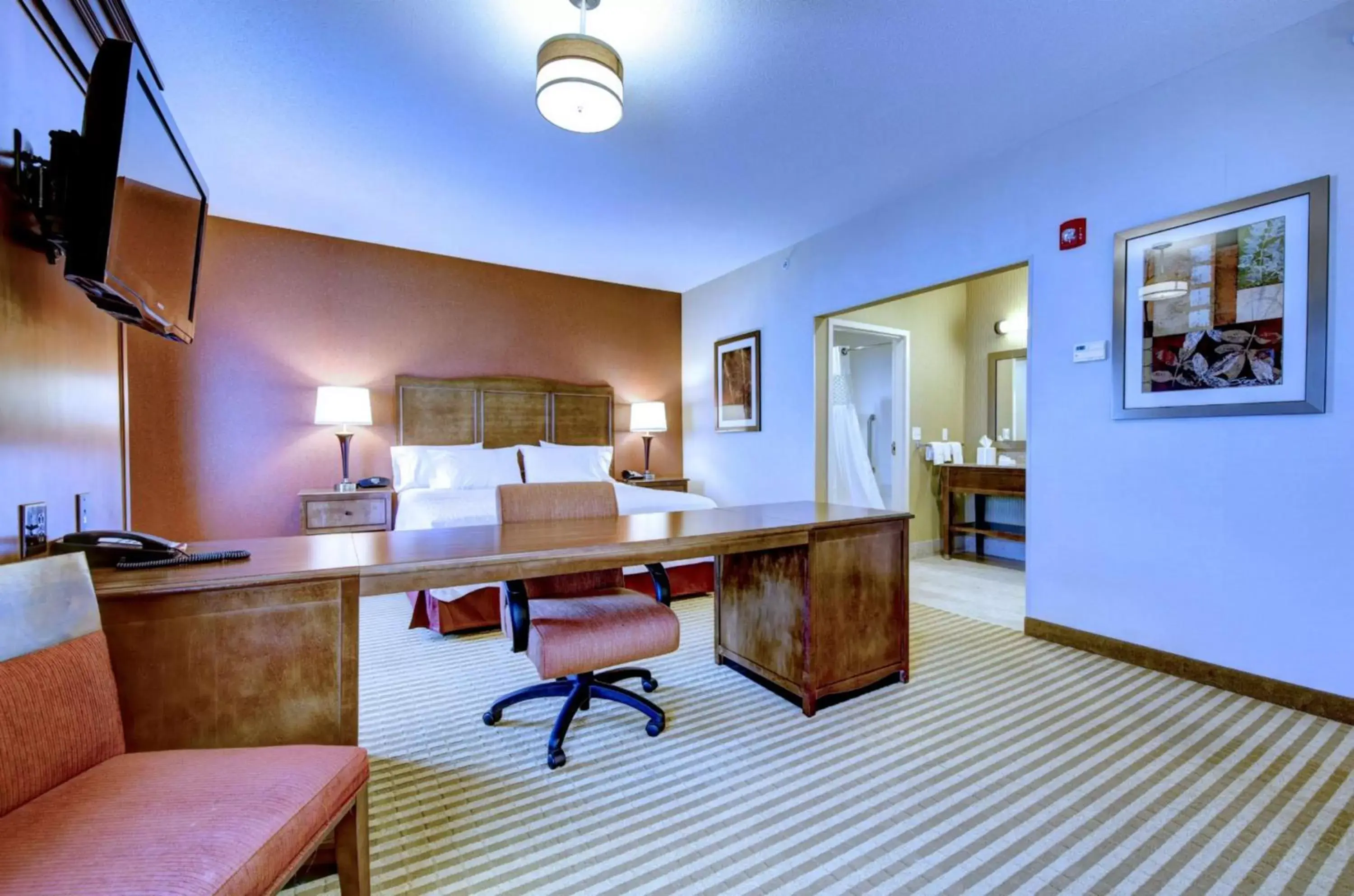 Bed, Kitchen/Kitchenette in Hampton Inn & Suites Harrisburg