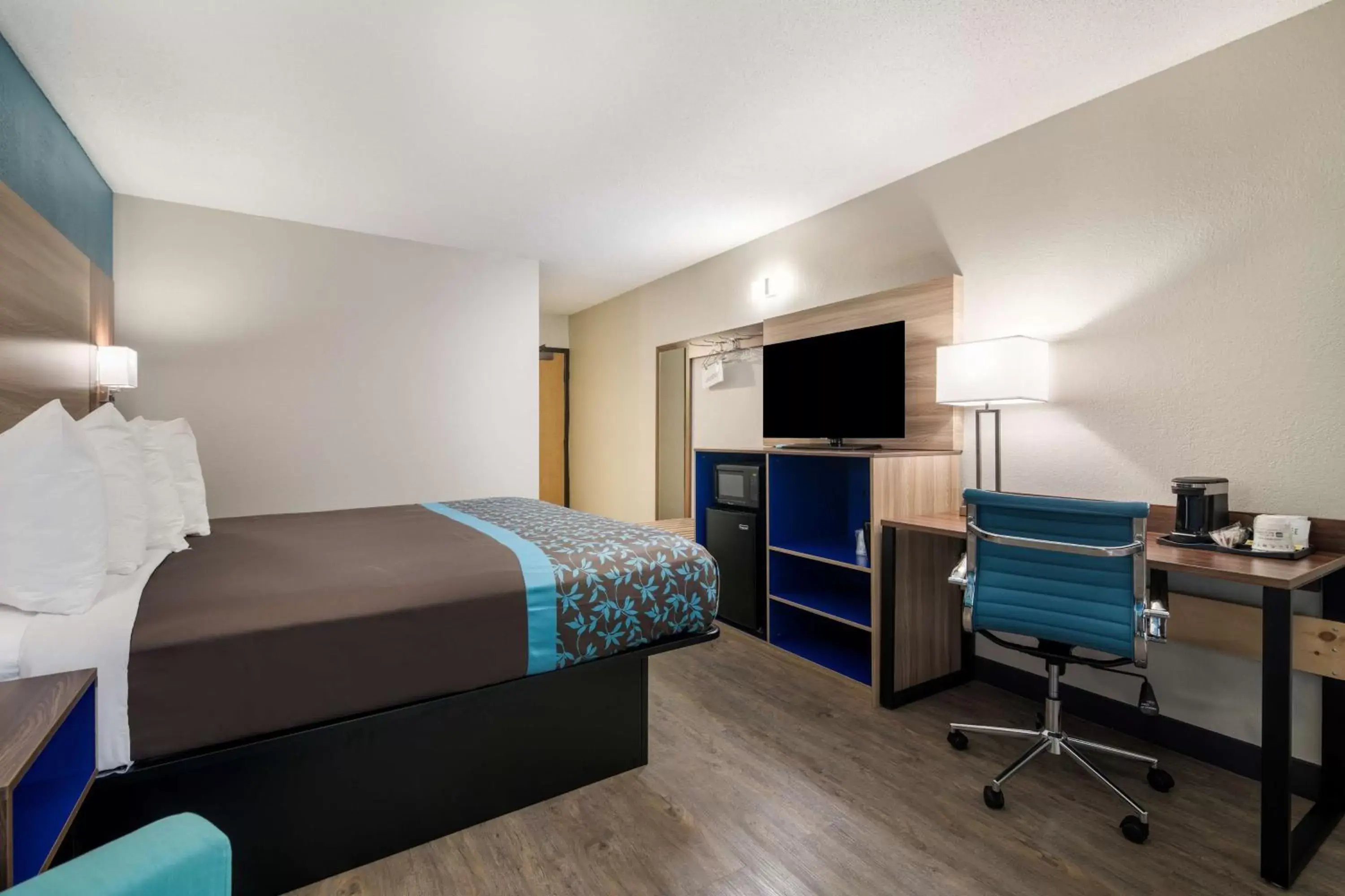 TV and multimedia in SureStay Hotel by Best Western Lewiston