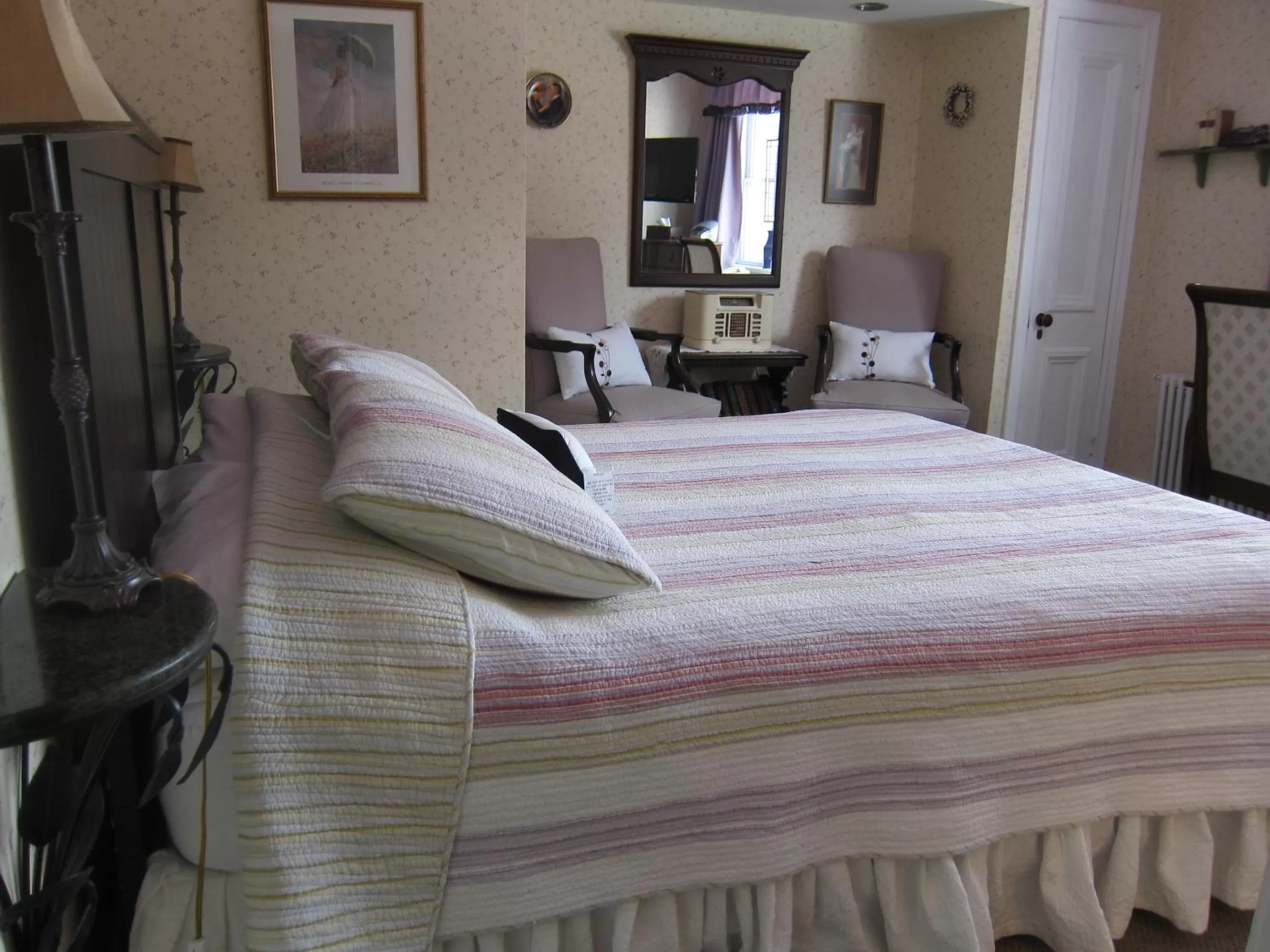 Bedroom, Bed in McGee's Inn