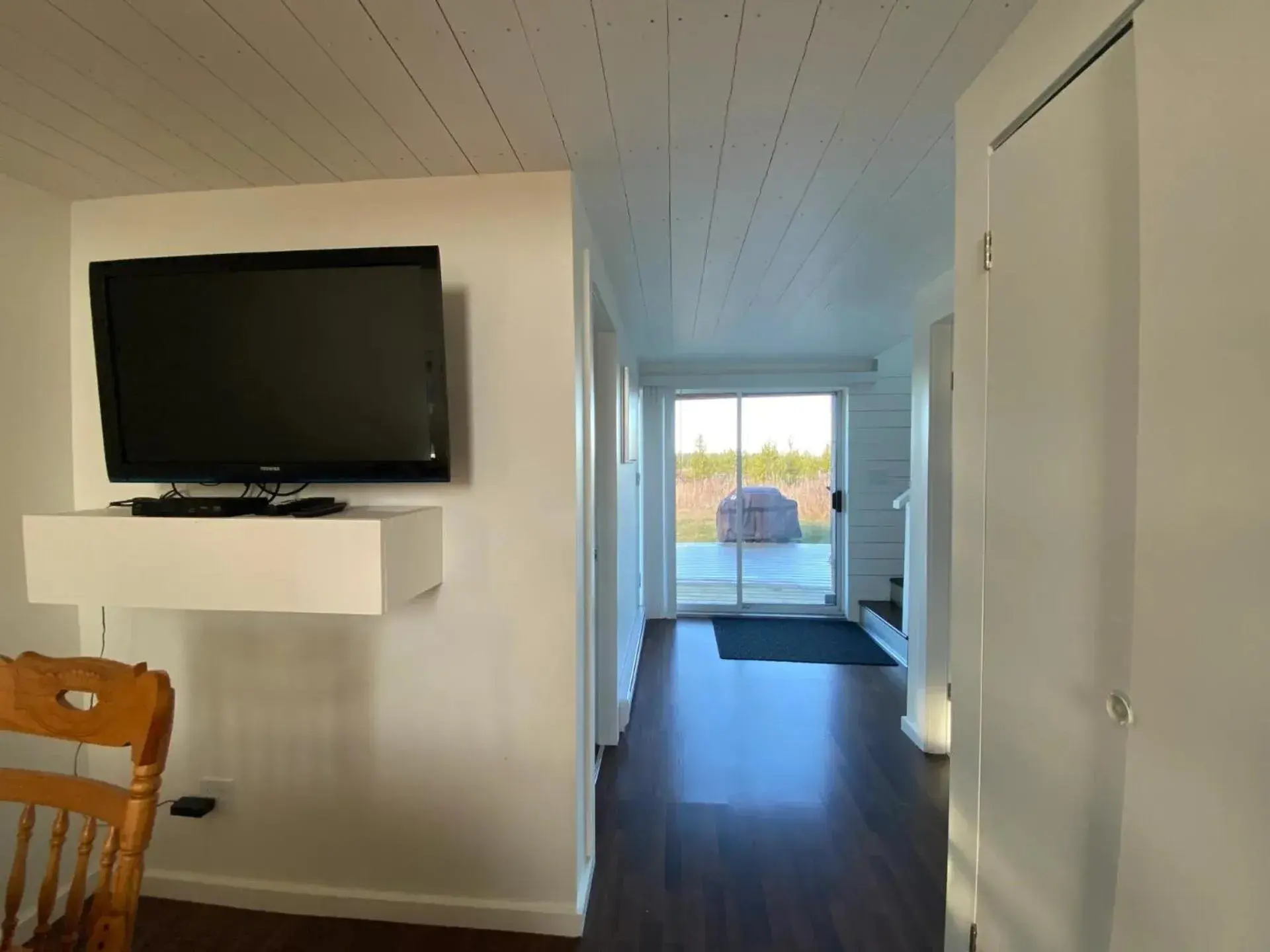 TV and multimedia, TV/Entertainment Center in Woodhouse Cottages And Ranch