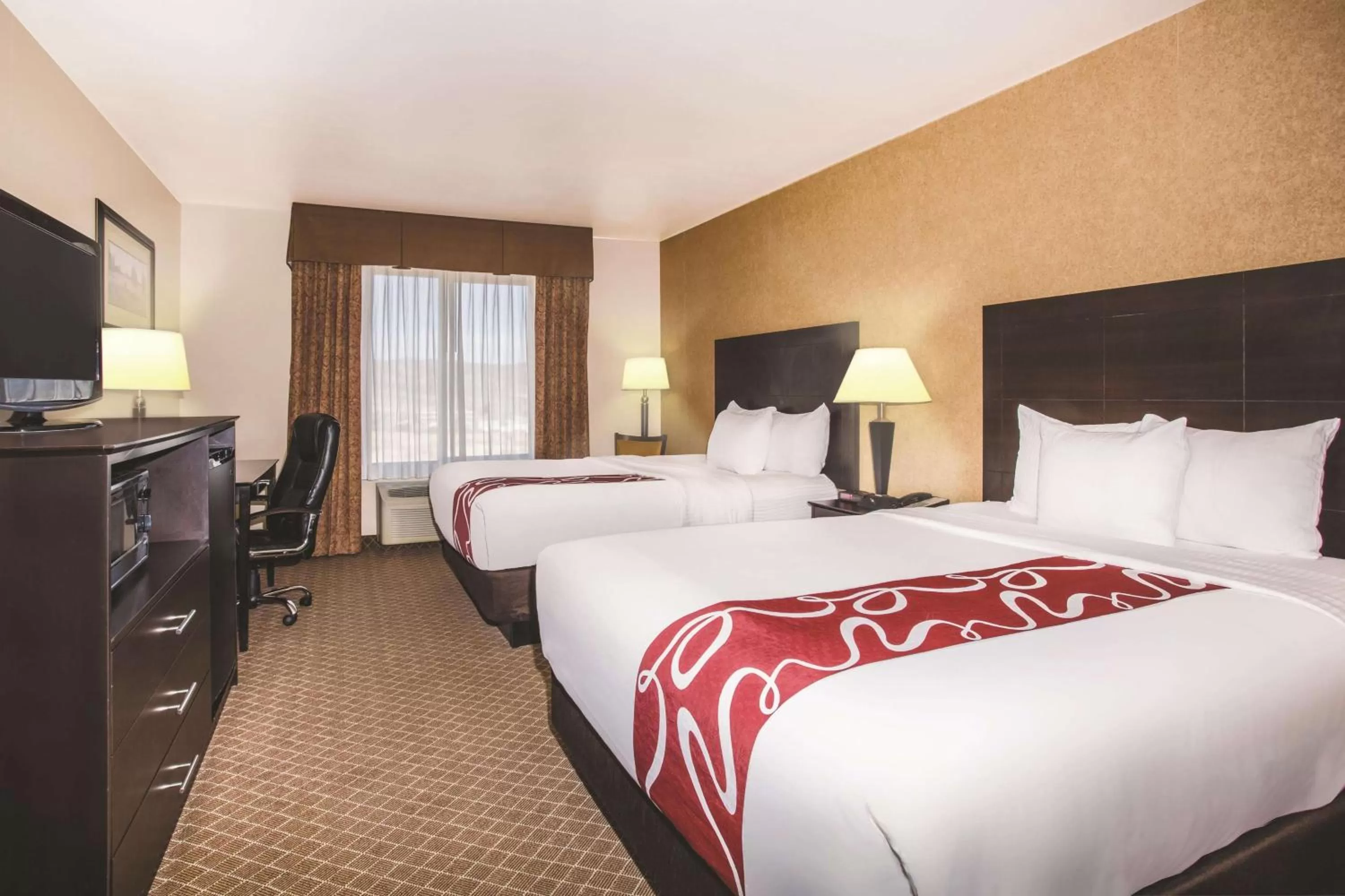 Photo of the whole room, Bed in La Quinta by Wyndham Ely