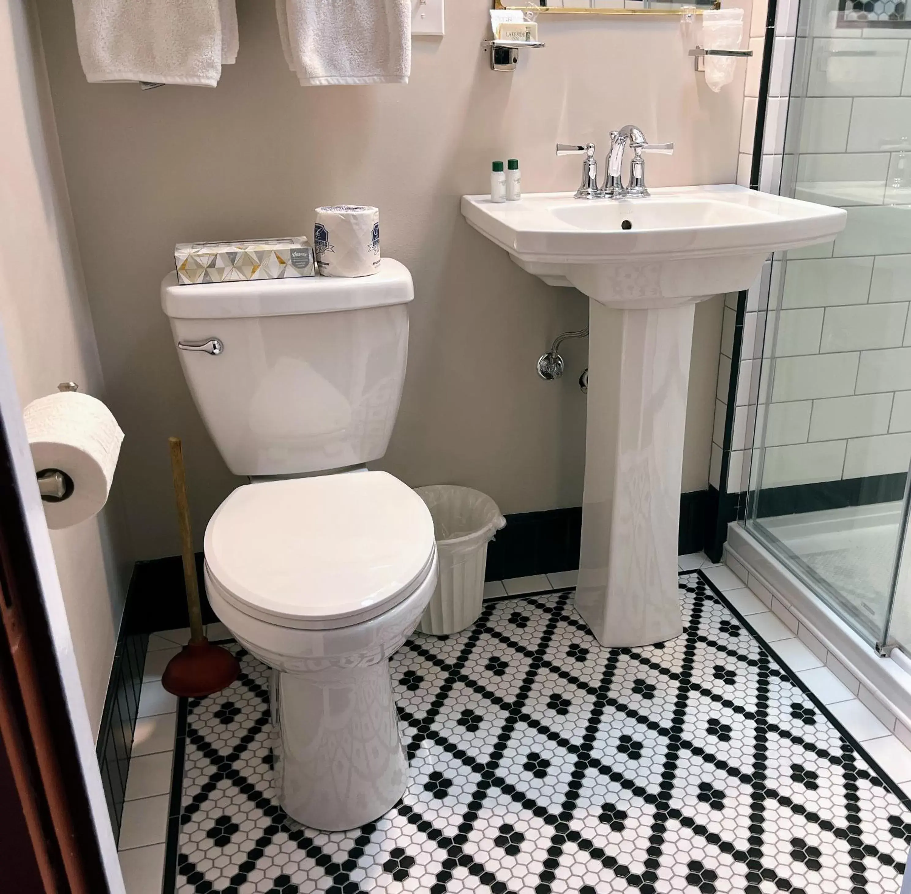 Bathroom in Lakeside Inn