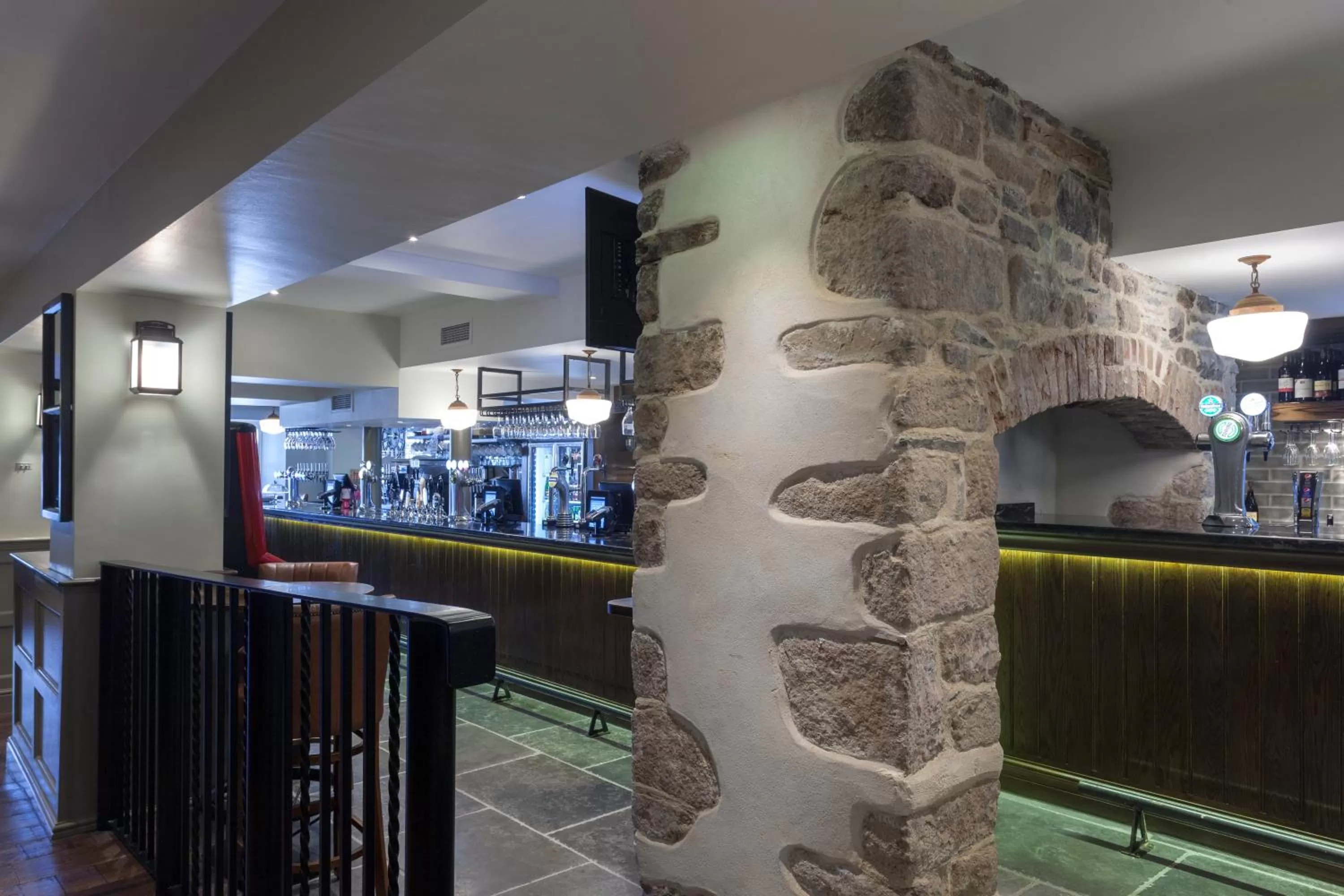 Lounge or bar in The White Hart Hotel Wetherspoon