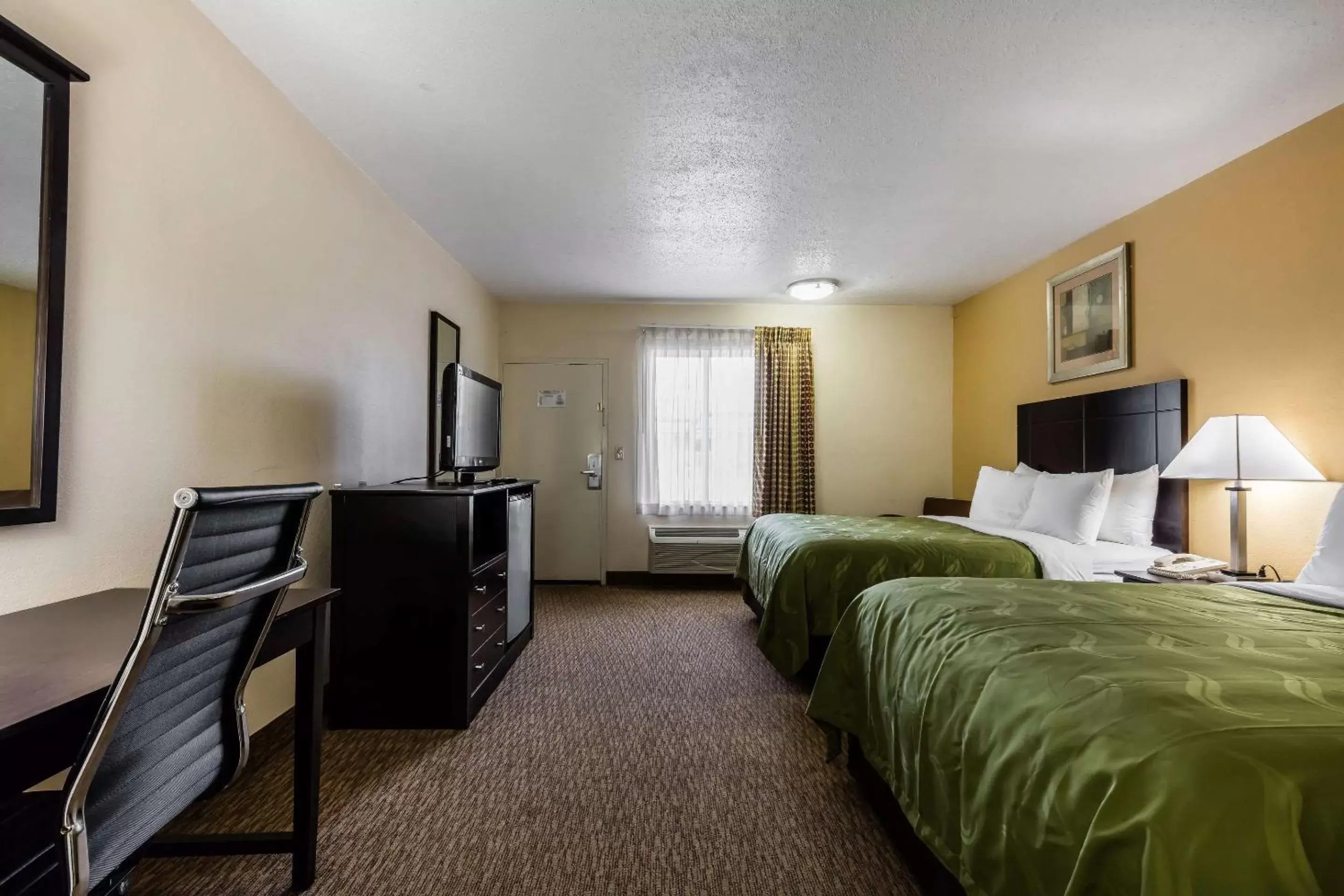 Photo of the whole room, TV/Entertainment Center in Quality Inn Tullahoma