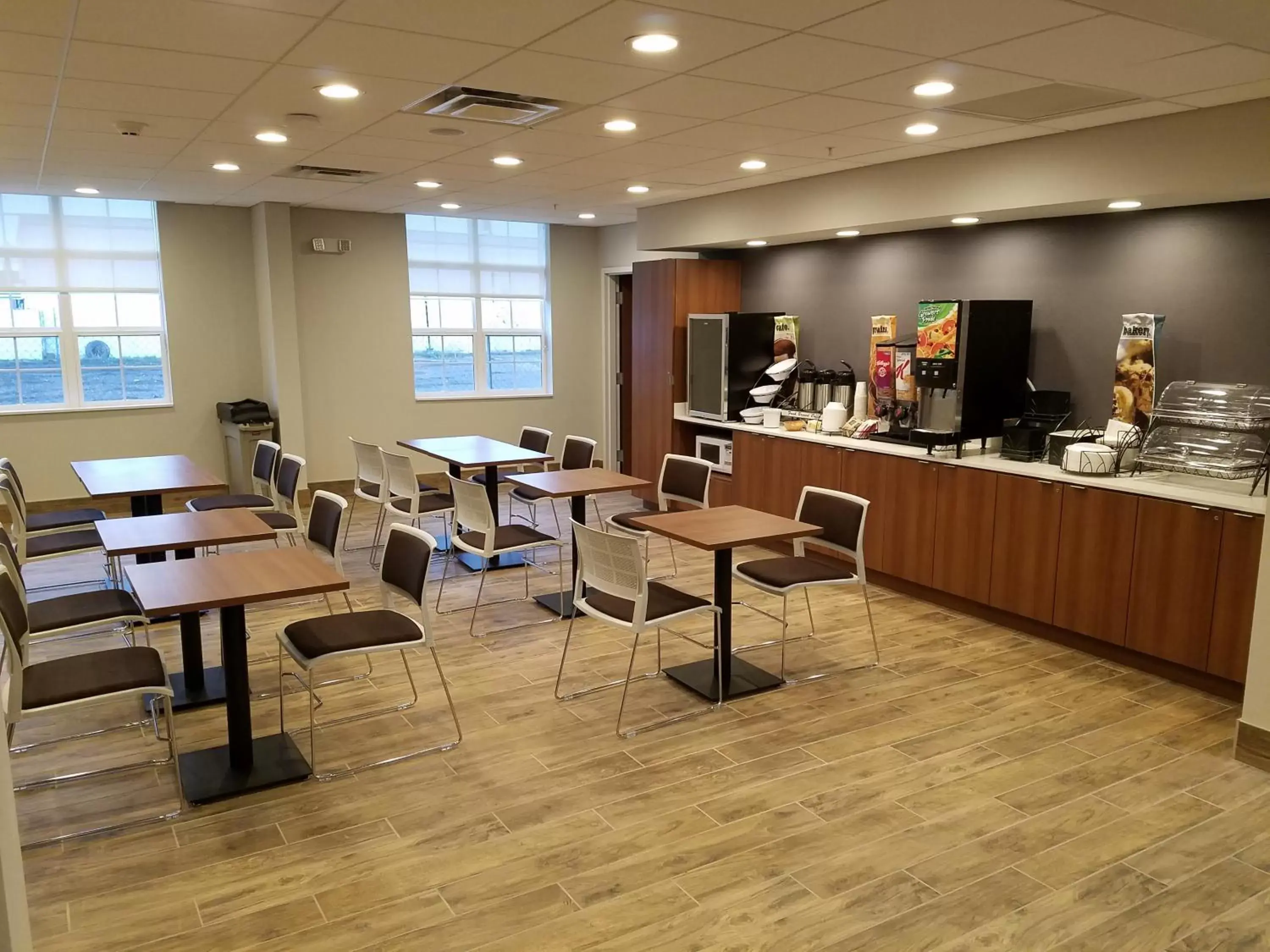 Breakfast, Restaurant/Places to Eat in Microtel Inn & Suites by Wyndham Niagara Falls