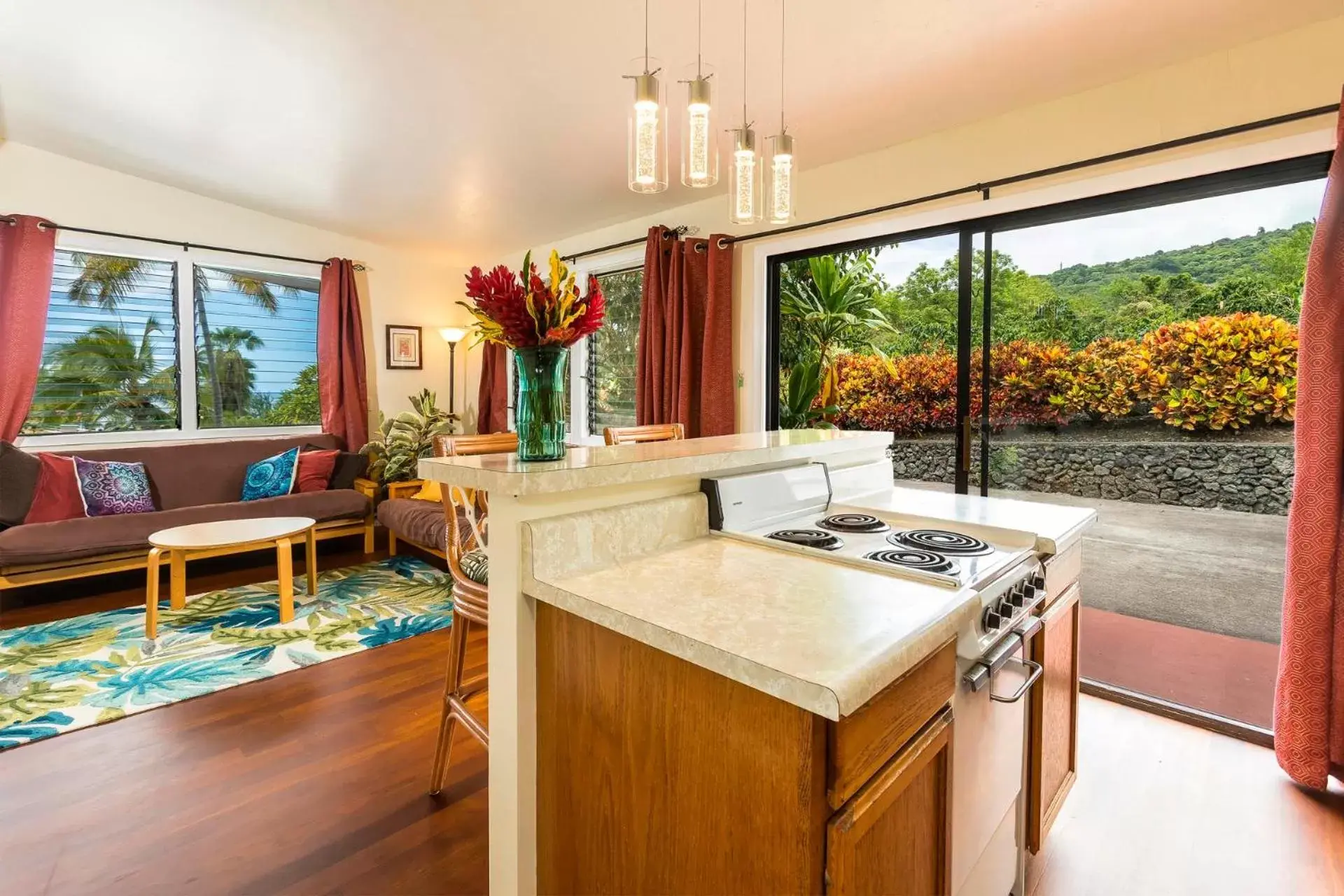 Kitchen/Kitchenette in Luana Inn