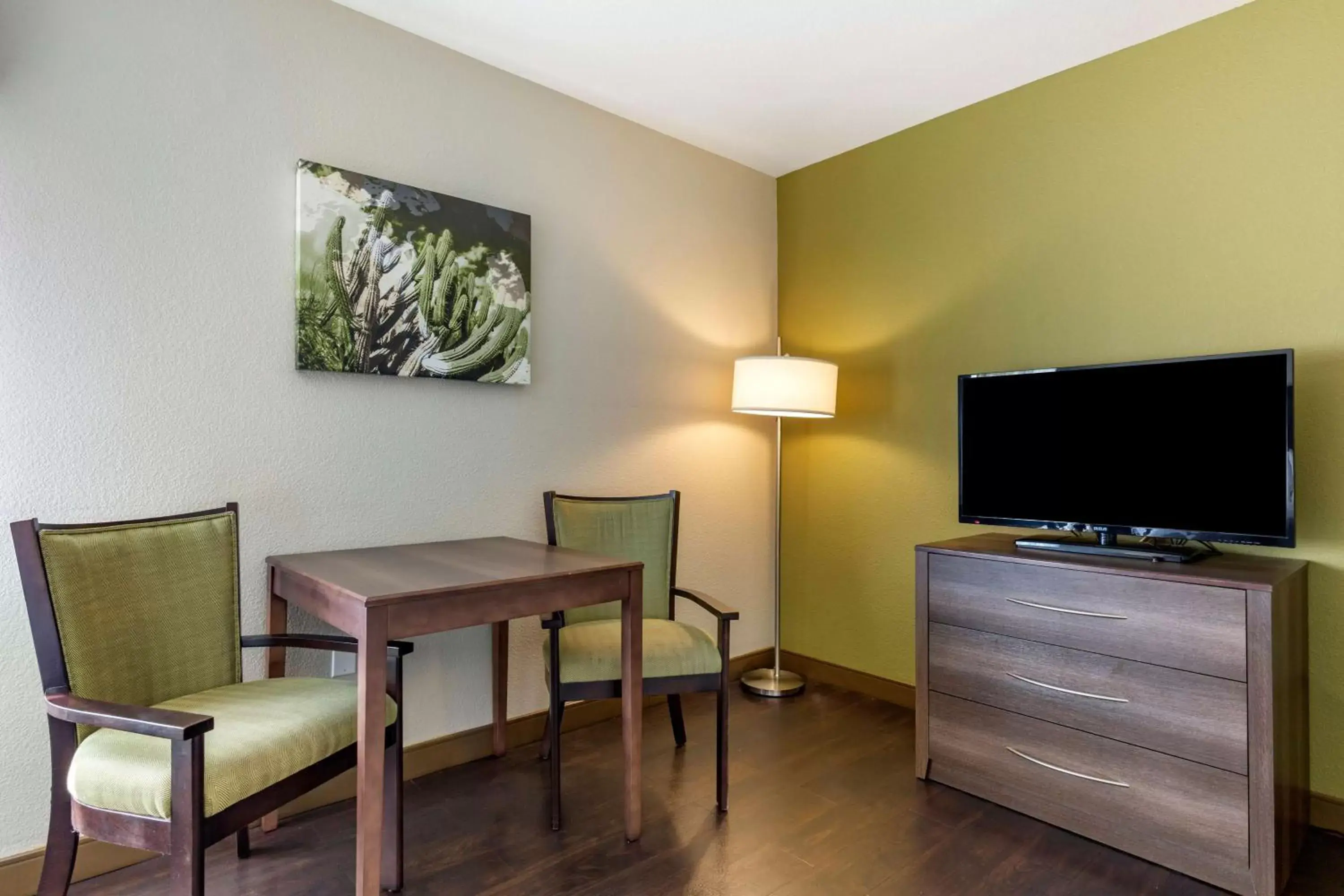 Seating area, TV/Entertainment Center in Best Western North Phoenix Hotel