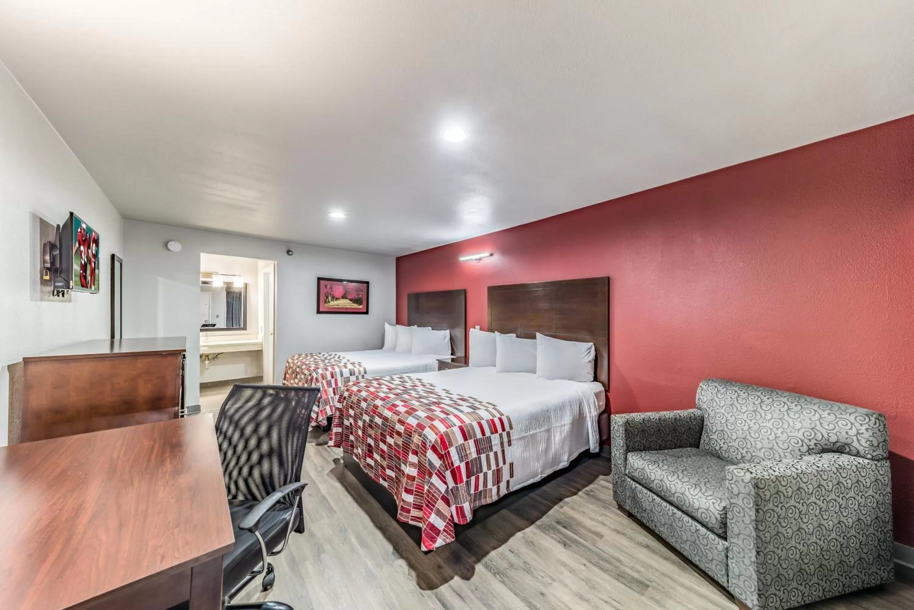 Photo of the whole room, Bed in Red Roof Inn Dallas - Mesquite Fair Park NE