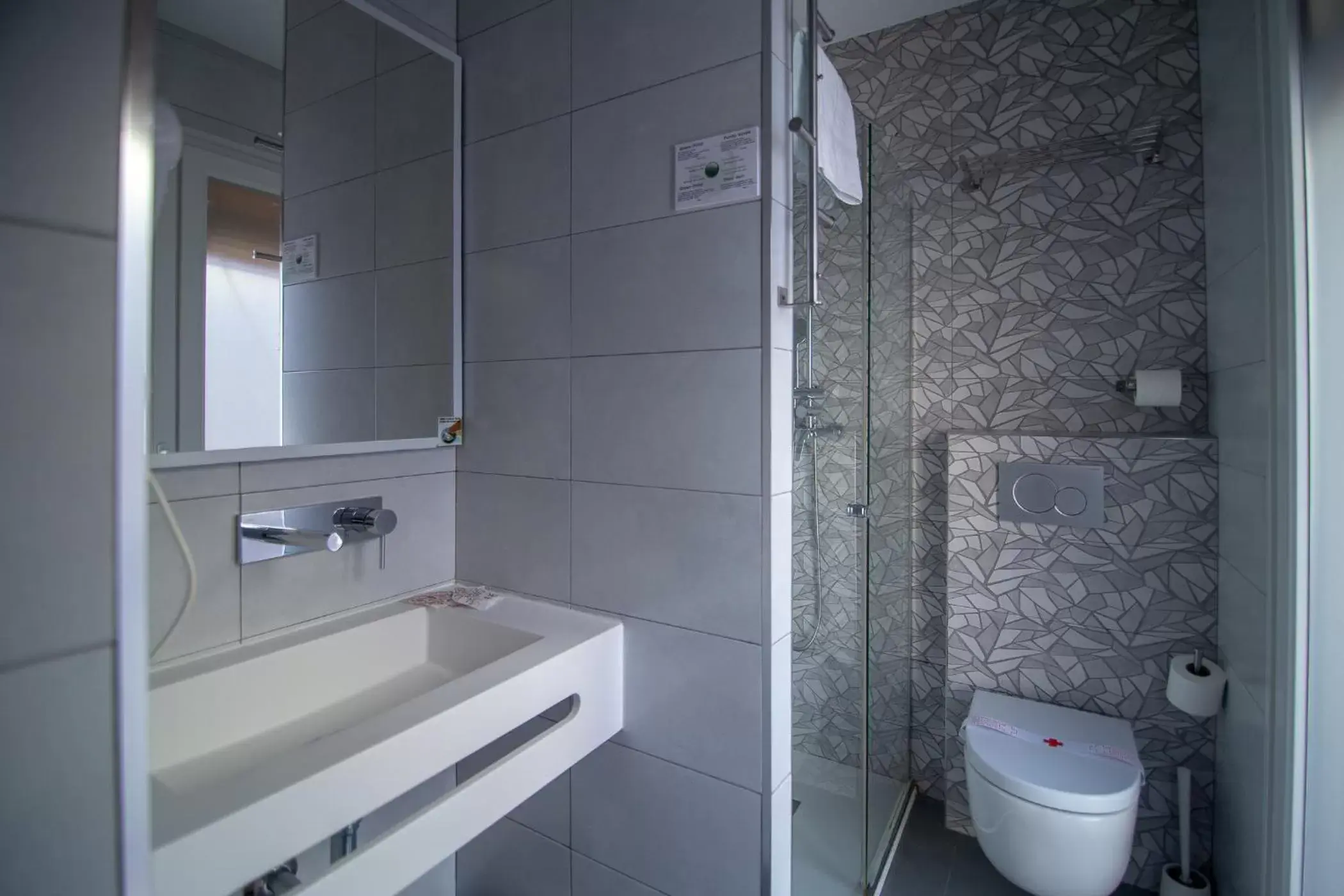 Shower, Bathroom in Hotel La Milagrosa