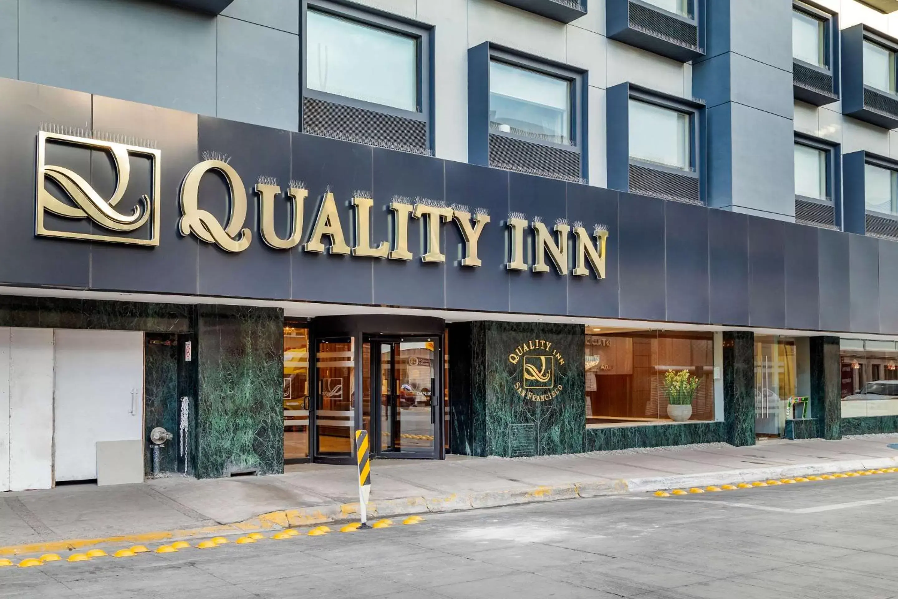 Property building in Quality Inn Chihuahua San Francisco