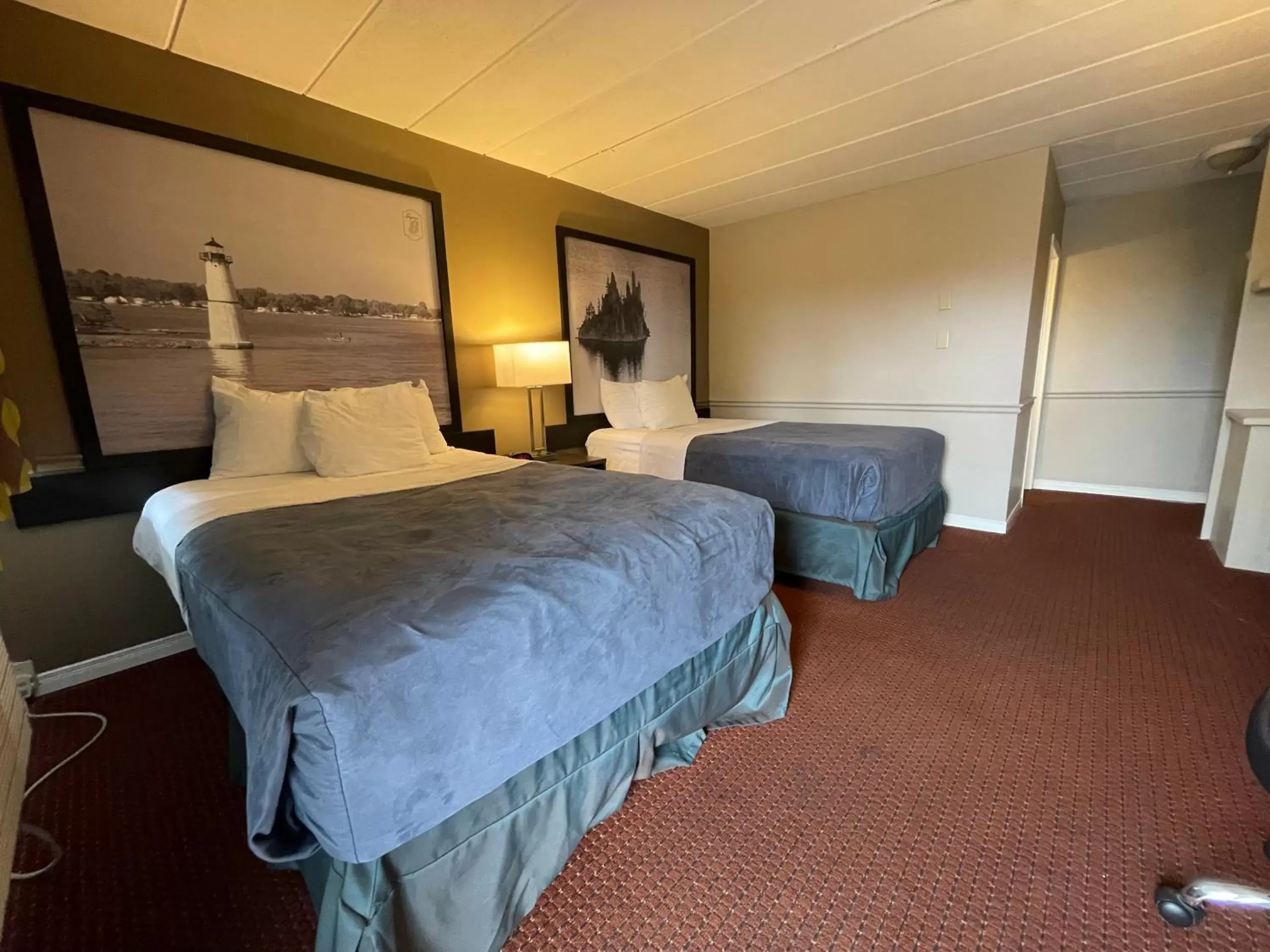 Bed in Super 8 by Wyndham Gananoque - Country Squire Resort