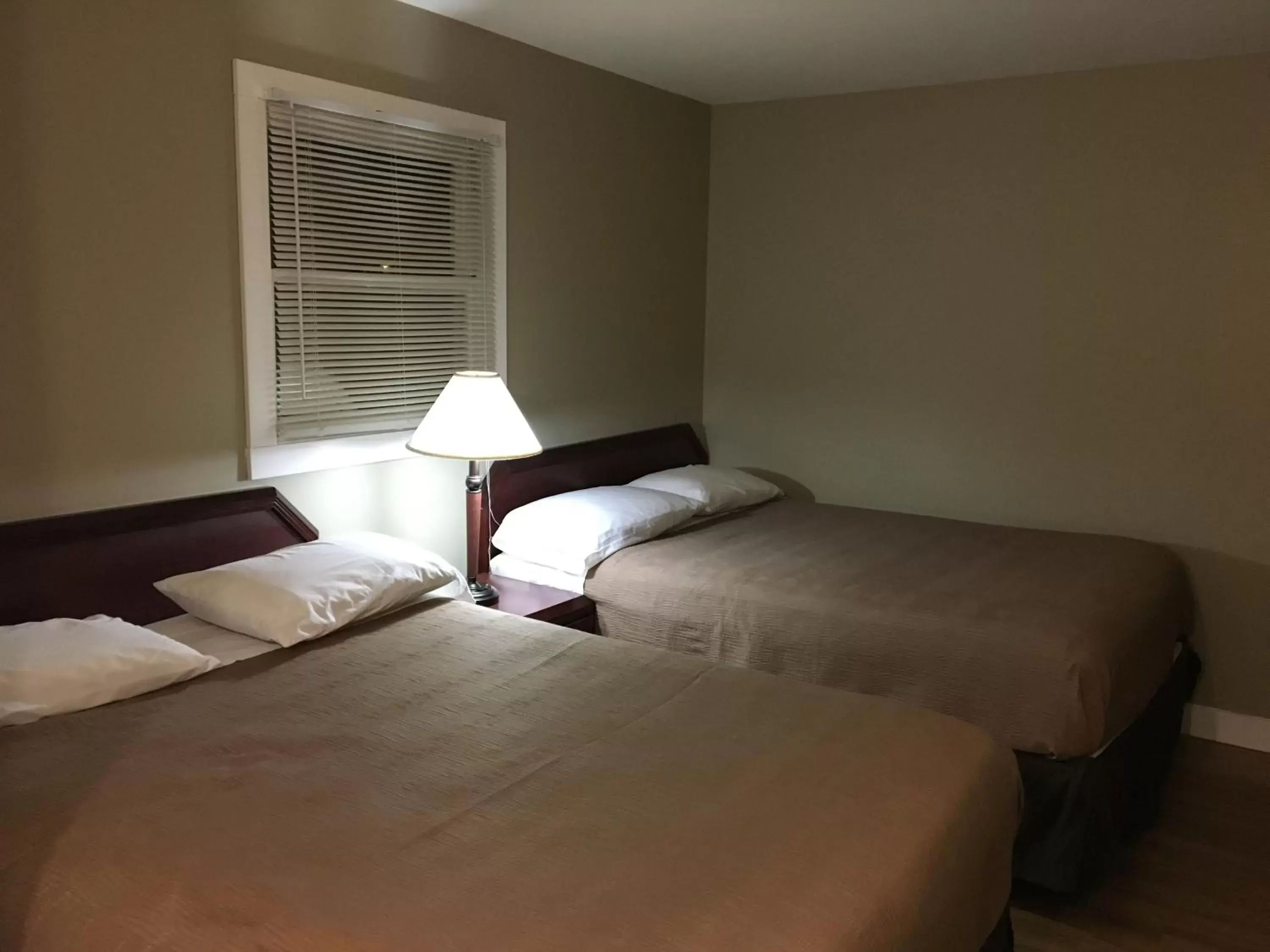 Bedroom, Bed in Royalty Maples Cottages and Motel